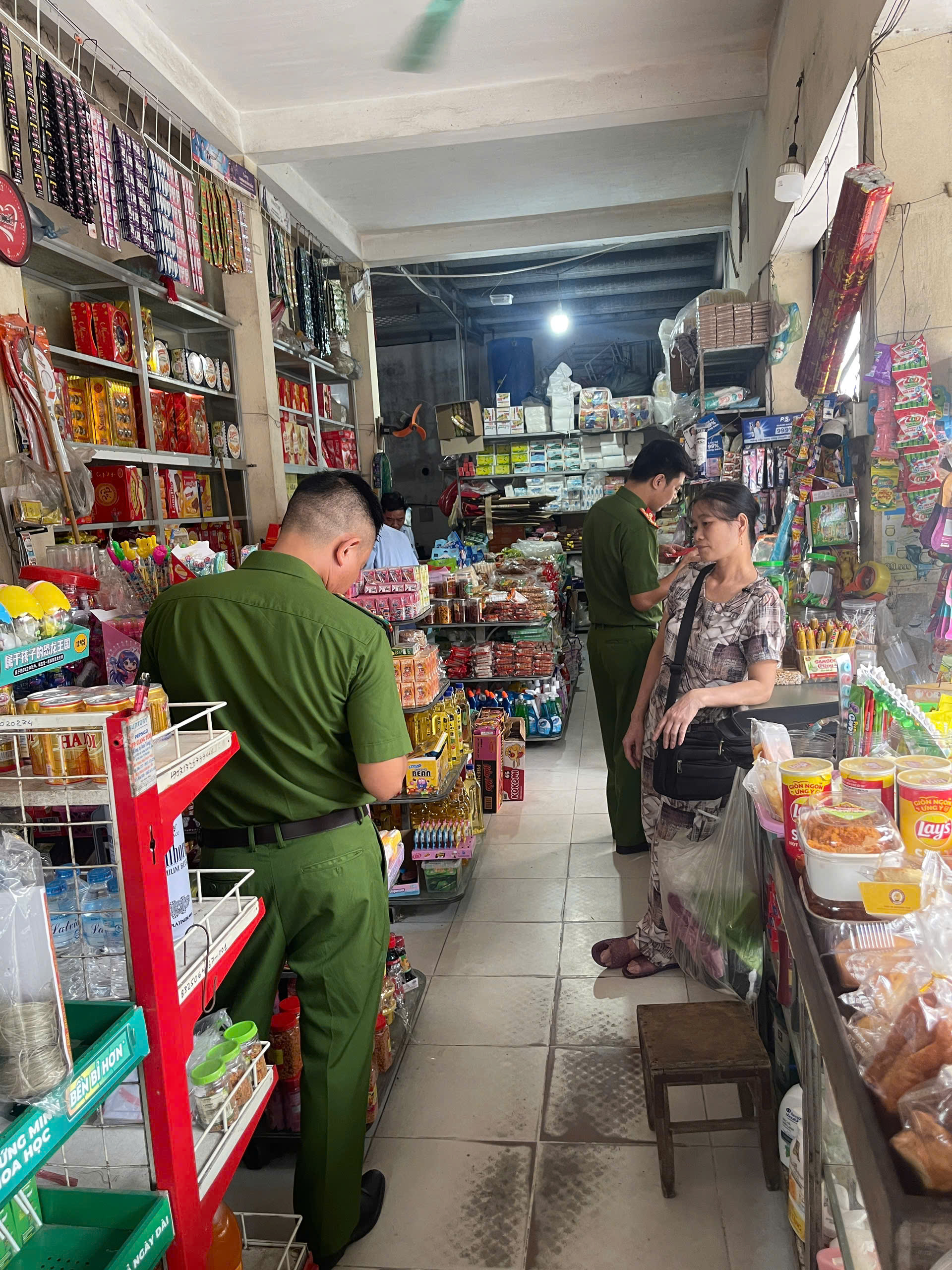Công an xã Nam Thụy Anh tăng cường kiểm tra, bảo đảm an toàn thực phẩm