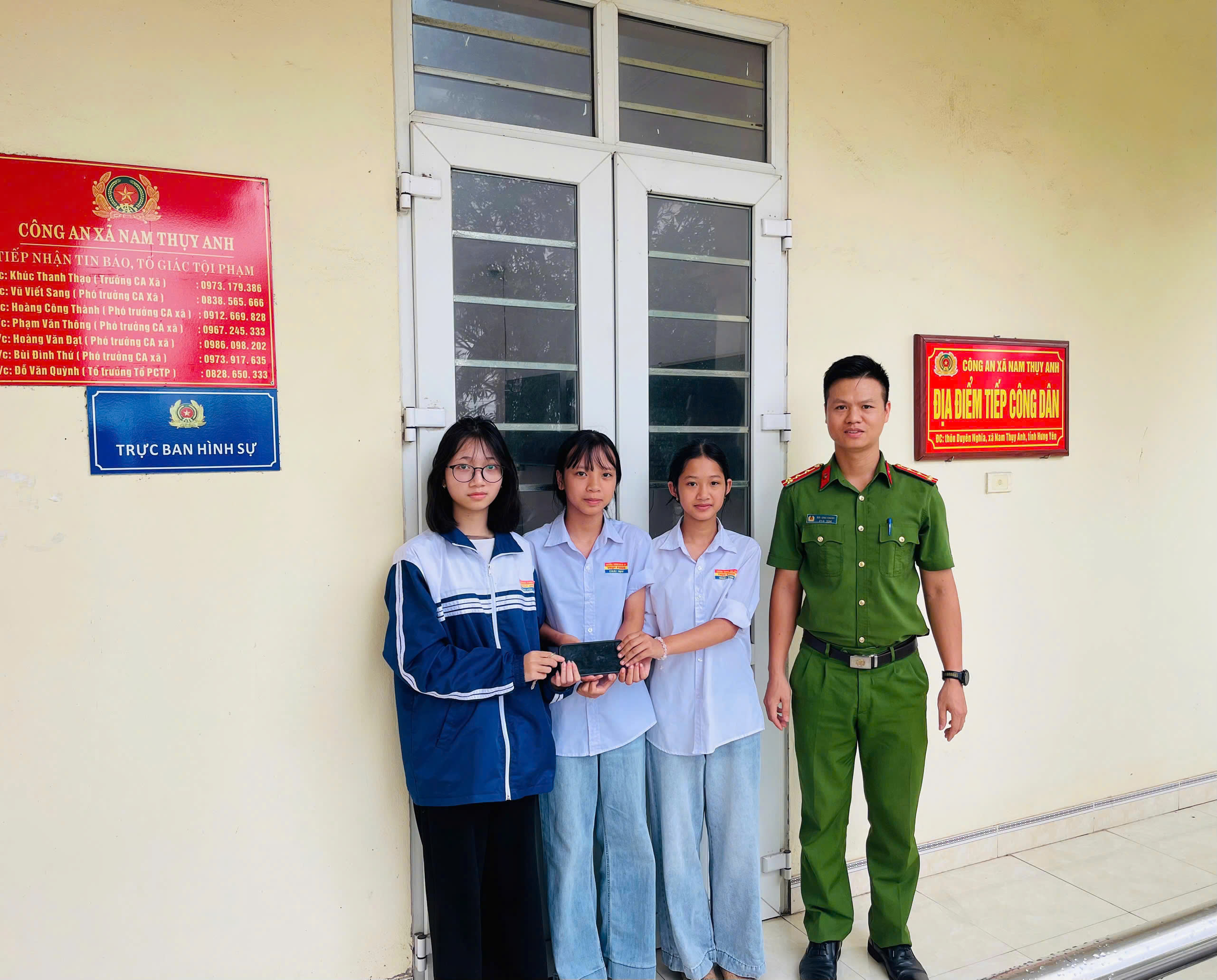 Công an xã Nam Thụy Anh biểu dương hai học sinh trung thực, nhặt được của rơi trả người đánh mất