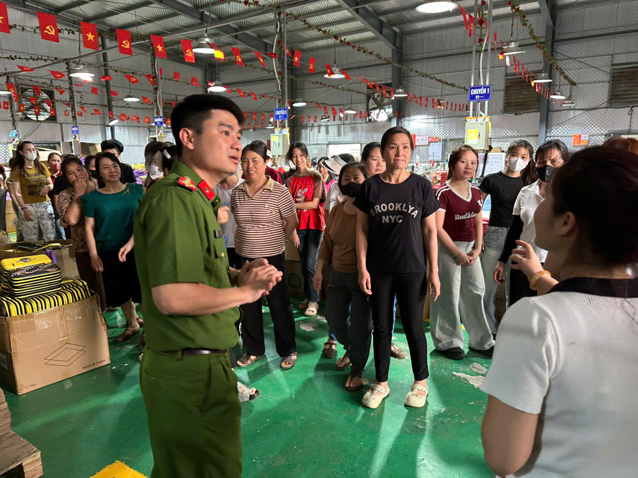 Công an xã Nam Tiền Hải tích cực vận động nhân dân tích hợp tài khoản an sinh xã hội, kích hoạt VNeID mức độ 2 và tham gia góp ý dự thảo Bộ luật Hình sự (sửa đổi)
