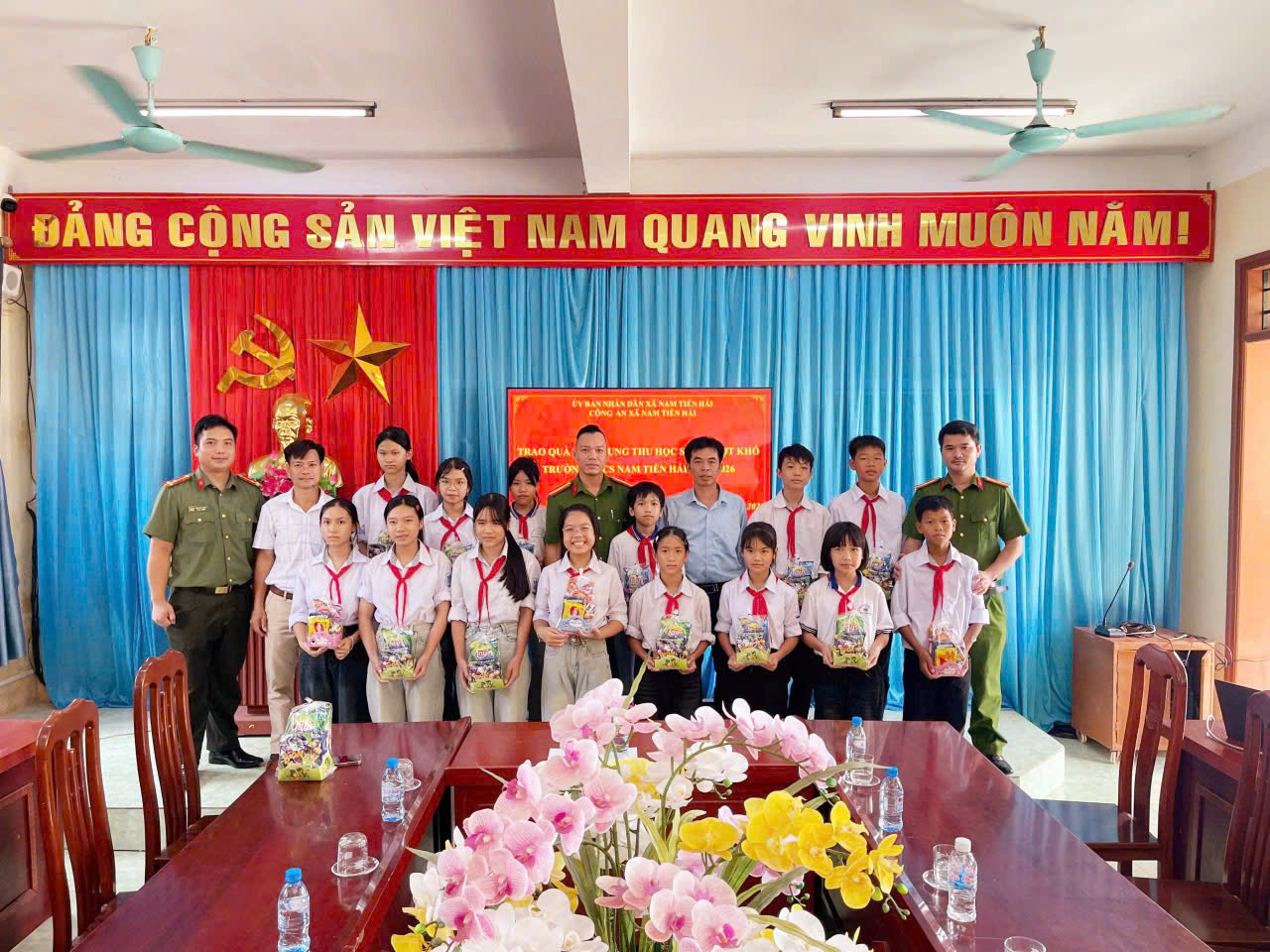 Công an xã Nam Tiền Hải trao tặng 47 suất quà Trung thu cho học sinh có hoàn cảnh khó khăn