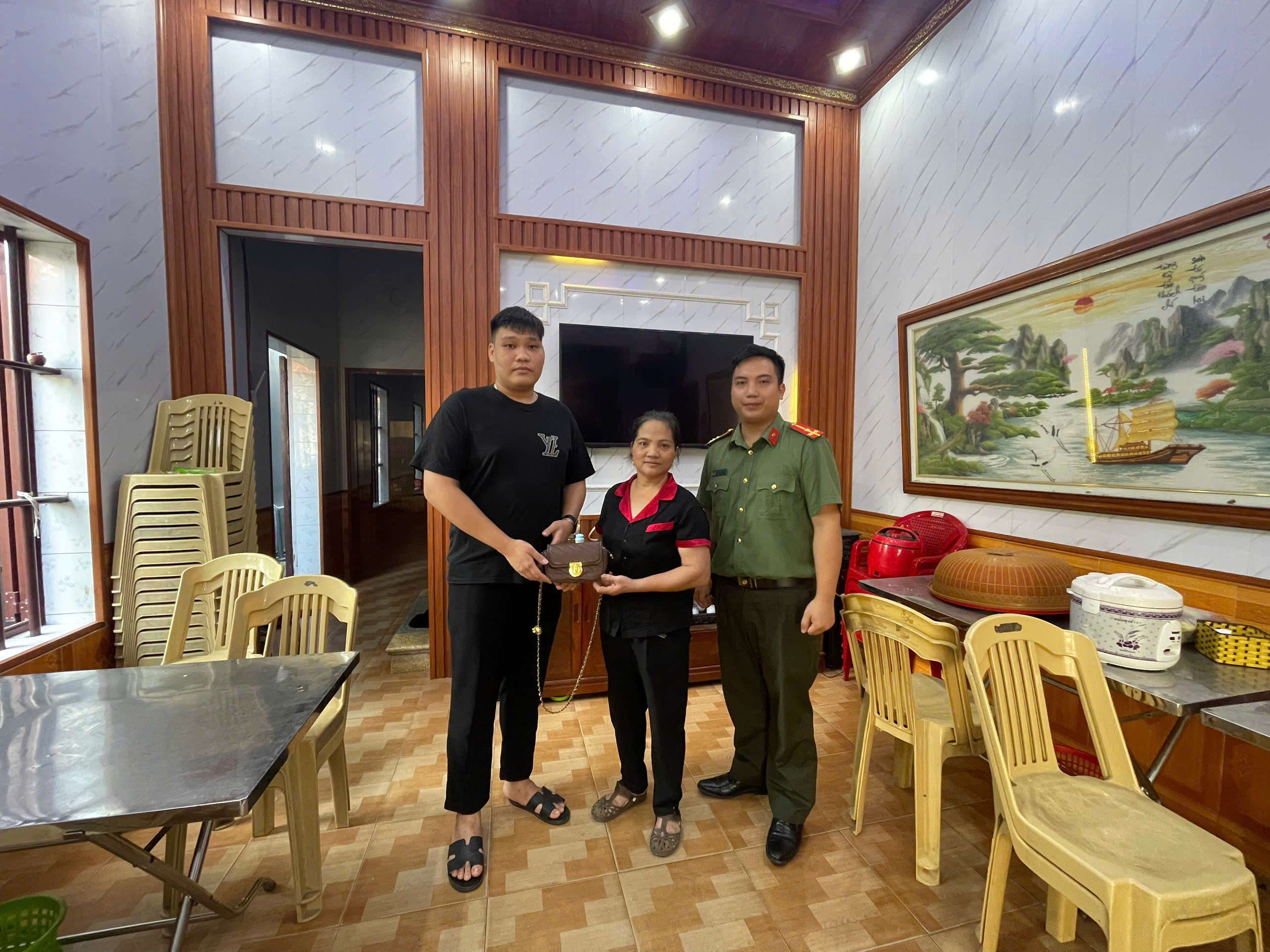 Công an xã Nam Tiền Hải kịp thời xác minh, trao trả tài sản cho người đánh rơi