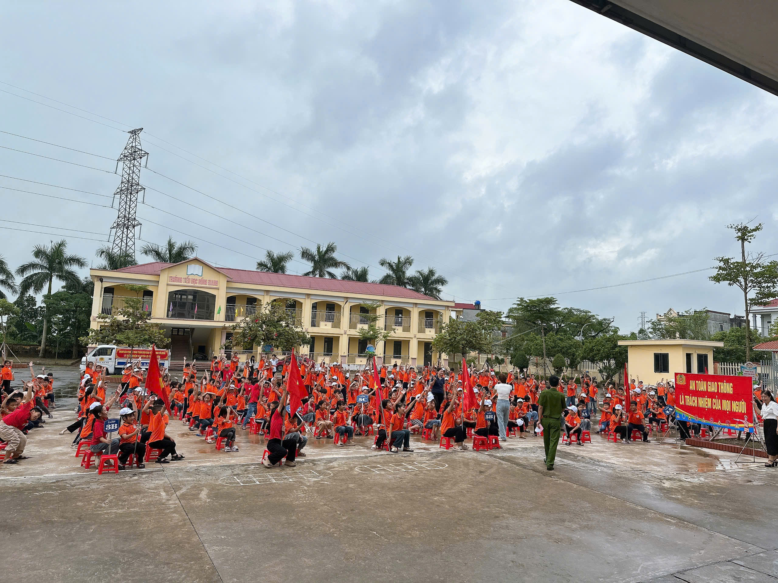 Chi đoàn Công an xã Nam Tiên Hưng phối hợp với các cơ sở giáo dục trên địa bàn đẩy mạnh tuyên truyền Luật An toàn giao thông, phòng cháy chữa cháy và cứu nạn cứu hộ trong trường học năm 2026