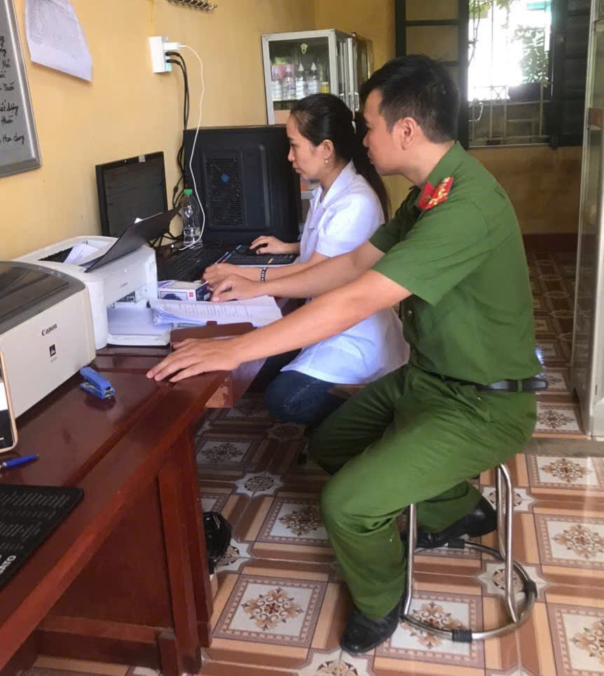 Công an xã Nam Tiên Hưng phối hợp làm sạch dữ liệu y tế, góp phần nâng cao hiệu quả chuyển đổi số quốc gia