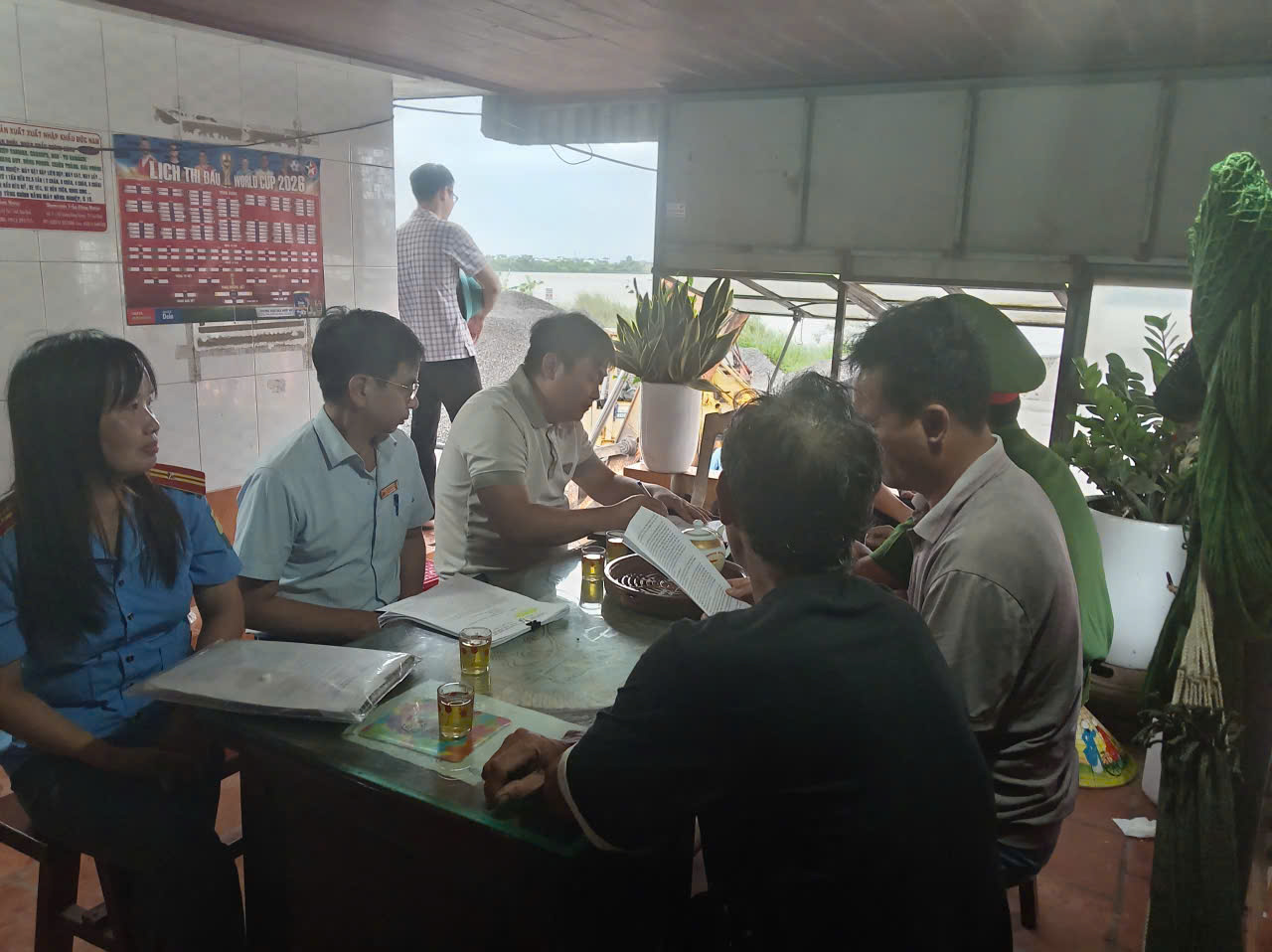 Công an xã Nam Tiên Hưng phối hợp làm việc với các chủ bến bãi tập kết, trung chuyển, vận chuyển và kinh doanh vật liệu xây dựng trên địa bàn xã
