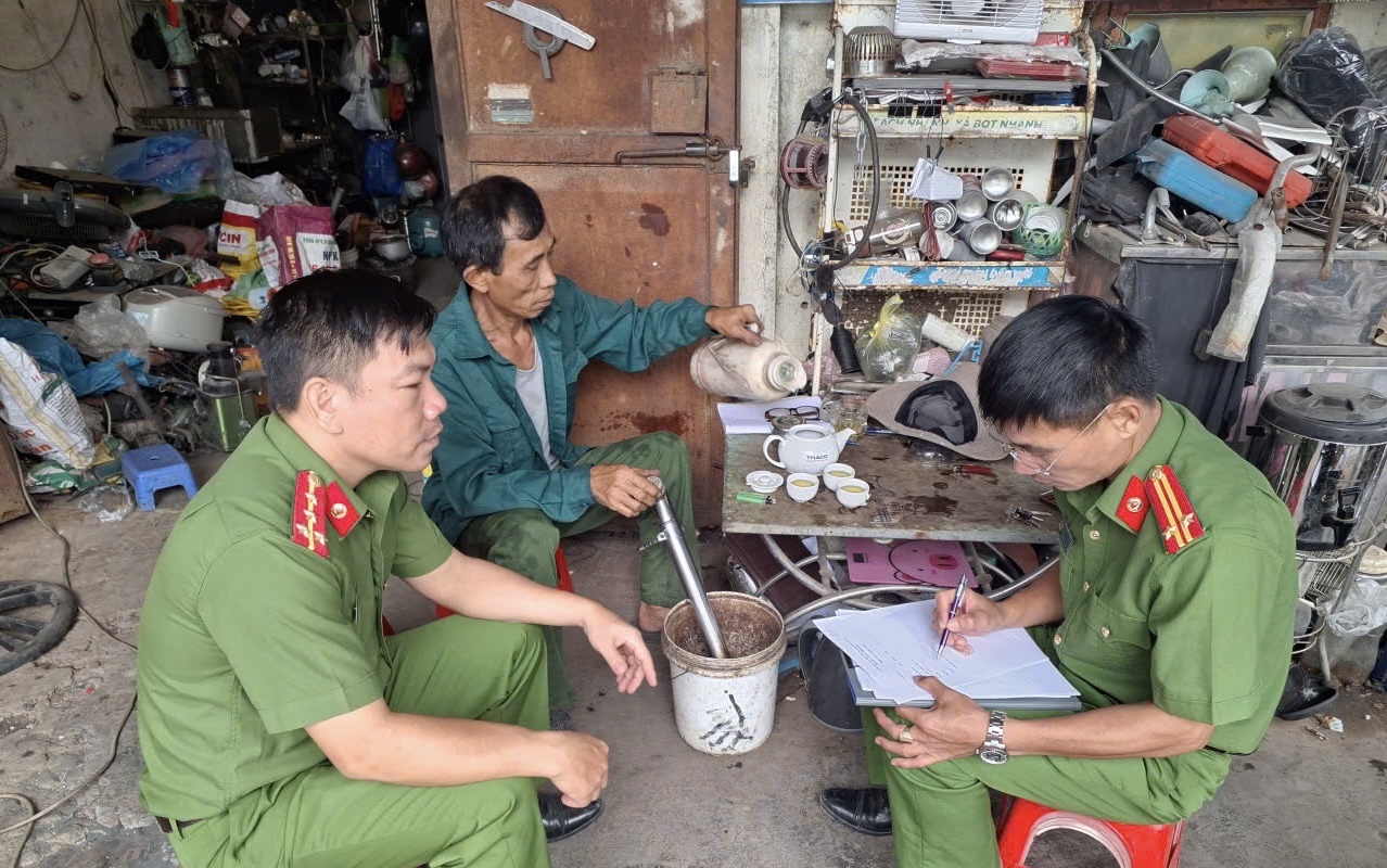 Công an xã Nam Tiên Hưng kiên quyết ngăn chặn tiêu thụ tài sản trộm cắp tại các cơ sở thu mua phế liệu