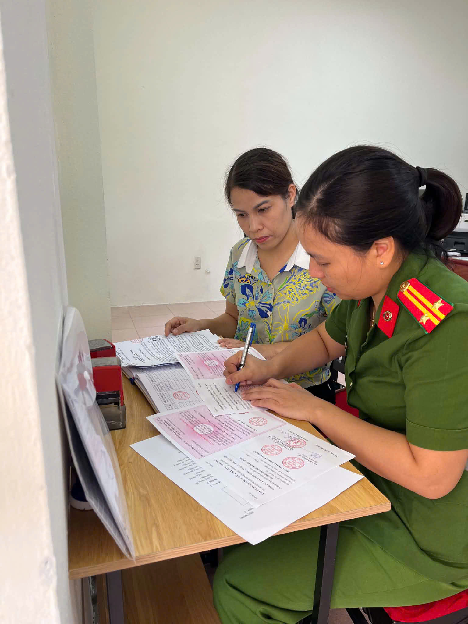 Công an xã Nam Tiên Hưng chủ động hướng dẫn, thu hồi, cấp và quản lý con dấu cho các trường học trên địa bàn sau sáp nhập