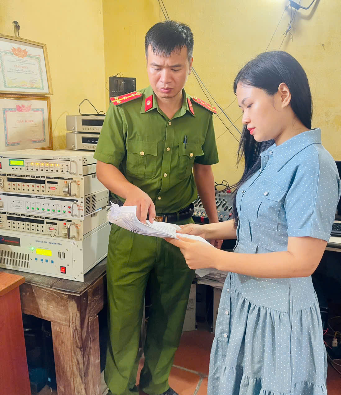 Công an xã Nam Tiên Hưng đưa thông tin pháp luật  đến từng thôn qua hệ thống truyền thanh cơ sở