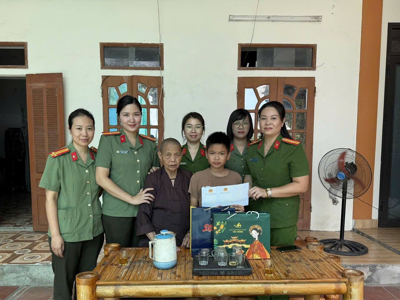 Những người “mẹ áo xanh” mang Trung thu ấm áp đến các cháu nhỏ có hoàn cảnh đặc biệt tại chùa Trình Lâm, thôn Phú Vinh, xã Nam Tiên Hưng