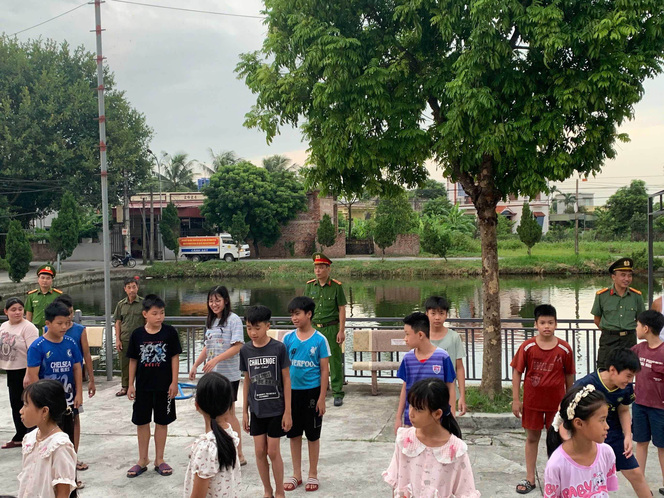Công an xã Nam Tiên Hưng bảo đảm an ninh, trật tự để Nhân dân vui  Tết Trung thu năm 2026