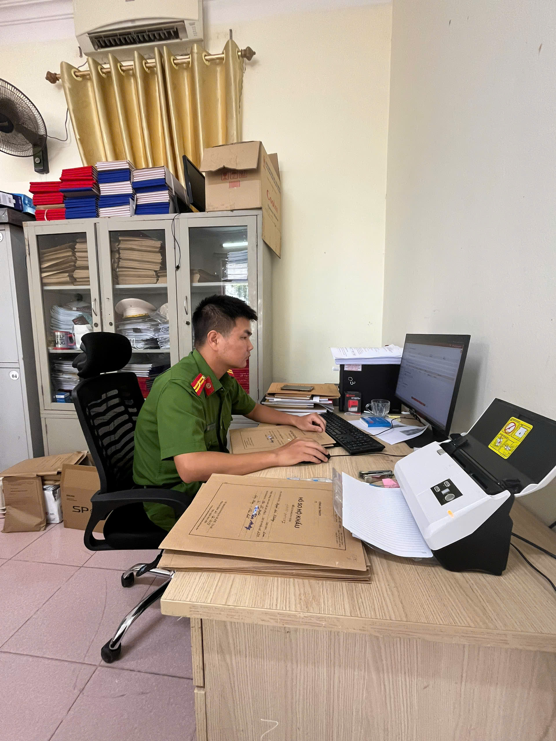 Công an xã Nam Tiên Hưng tăng cường số hóa tàng thư cư trú, đẩy nhanh tiến độ chuyển đổi số tại địa phương