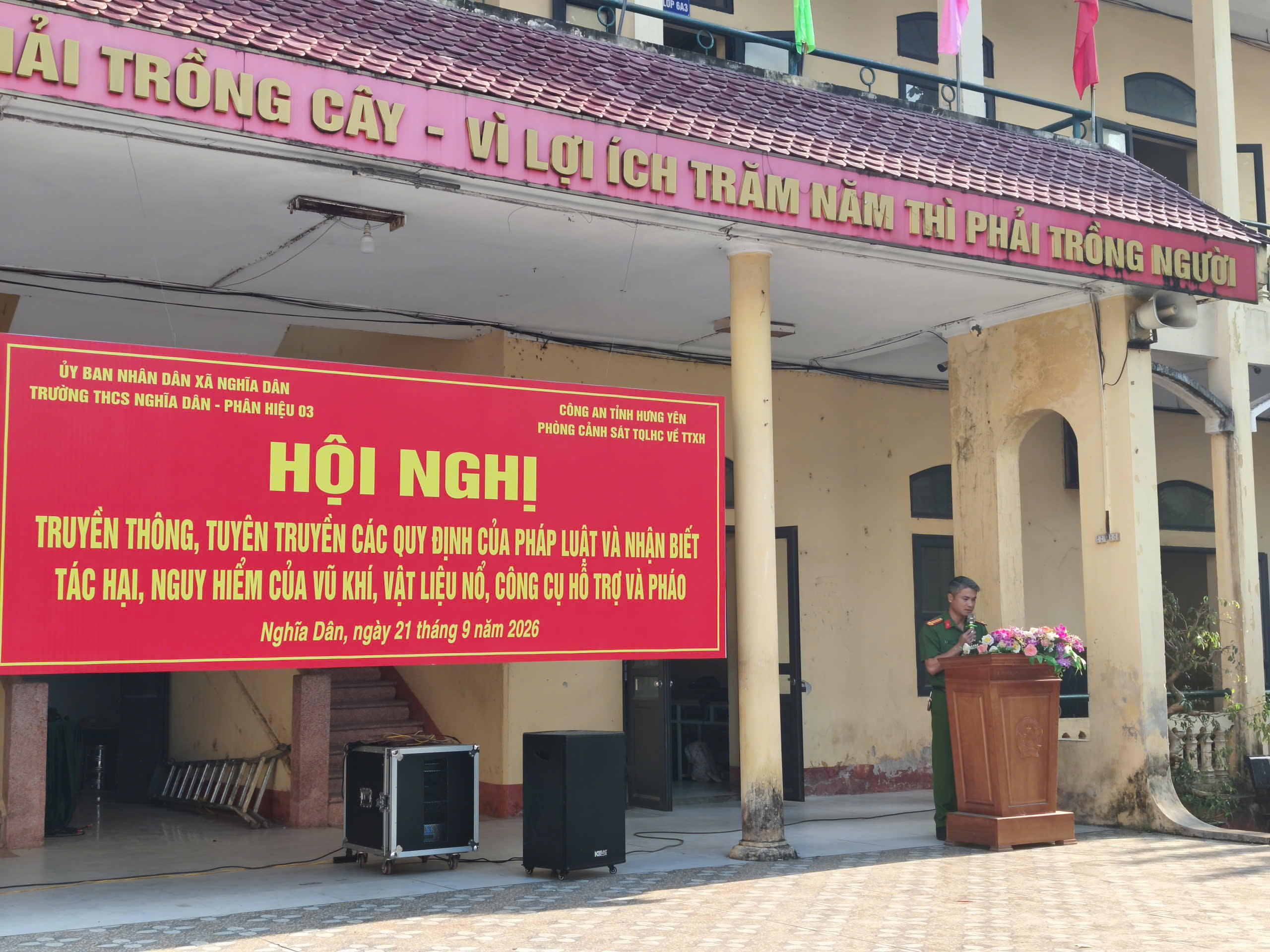 Công an xã Nghĩa Dân phối hợp tuyên truyền pháp luật về vũ khí, vật liệu nổ và pháo tại trường học