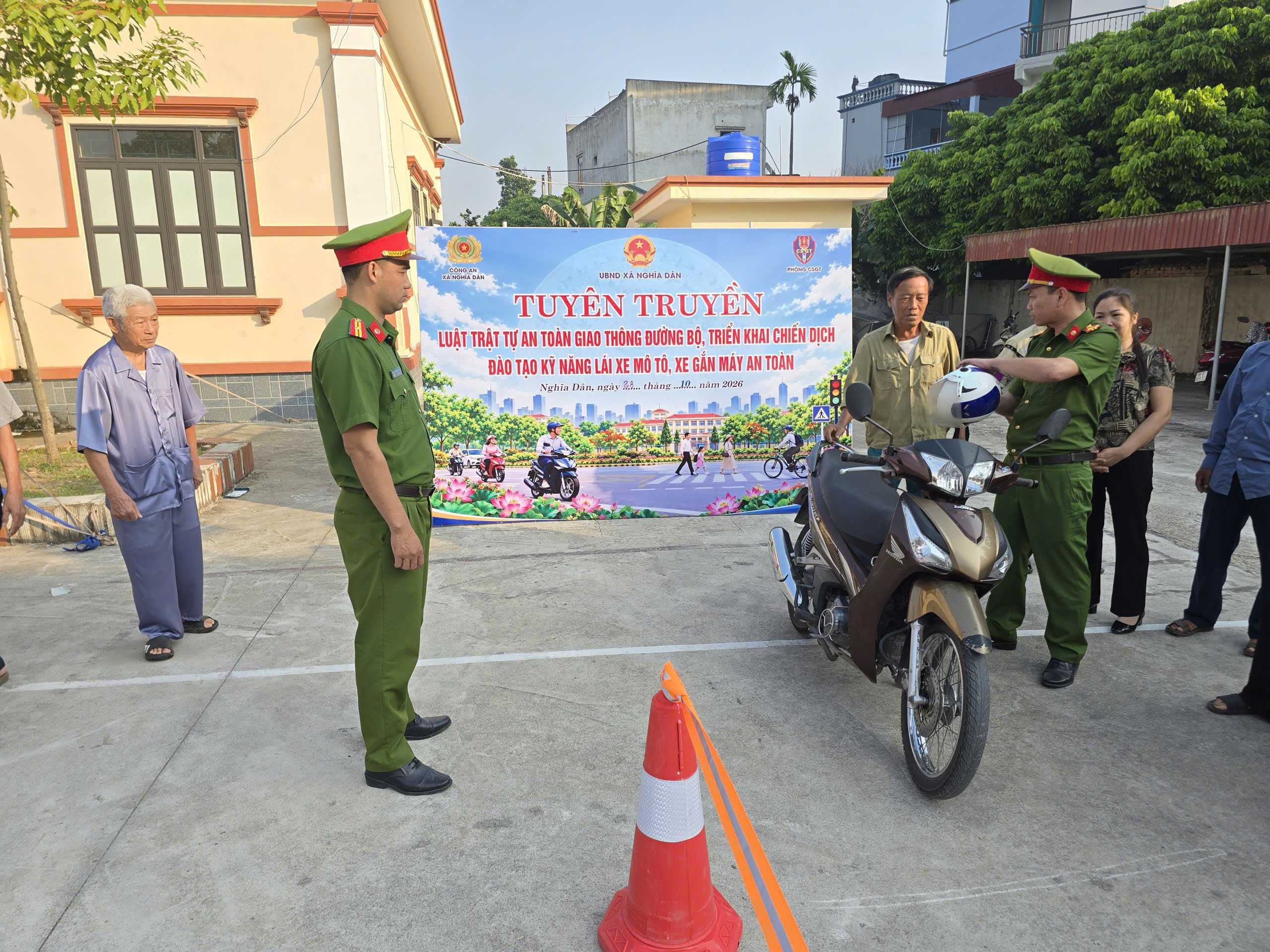 Tuyên truyền luật giao thông đường bộ, hướng dẫn lái xe mô tô, xe máy an toàn trên địa bàn xã Nghĩa Dân