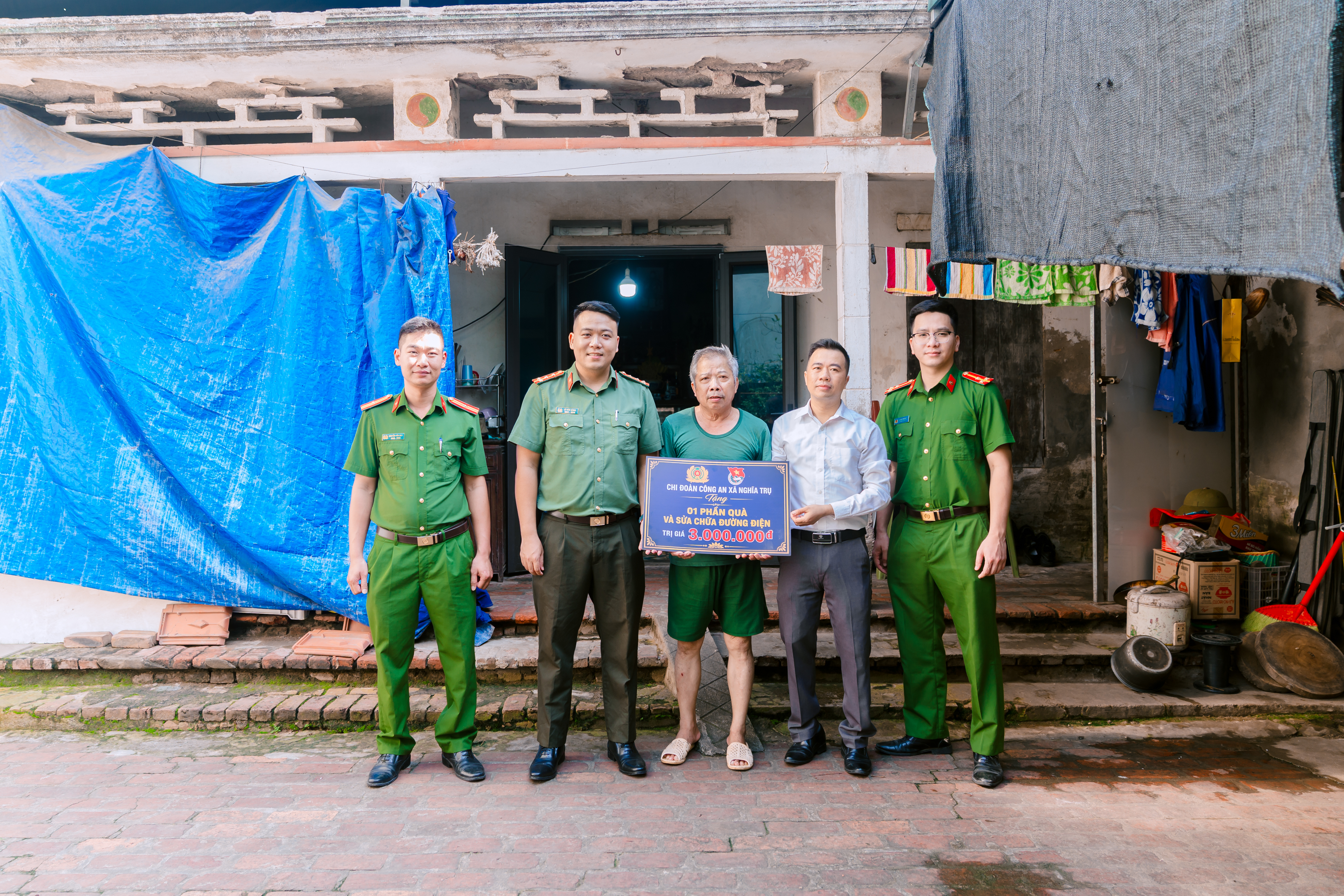 Công an xã Nghĩa Trụ trao quà hỗ trợ, góp phần ổn định cuộc sống cho gia đình có hoàn cảnh khó khăn trên địa bàn