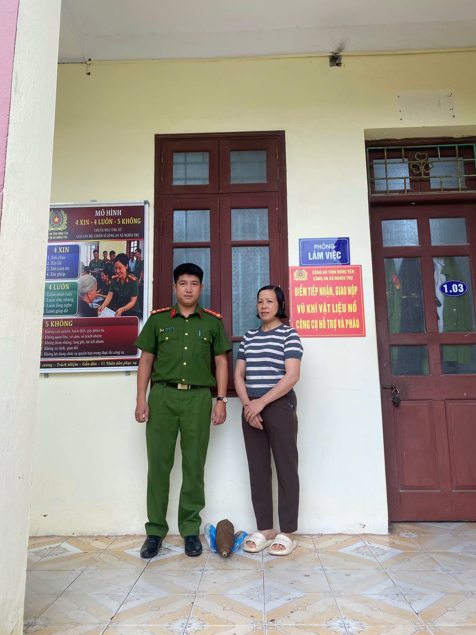 Công an xã Nghĩa Trụ đẩy mạnh tuyên truyền, vận động nhân dân tự giác giao nộp vũ khí, vật liệu nổ, công cụ hỗ trợ