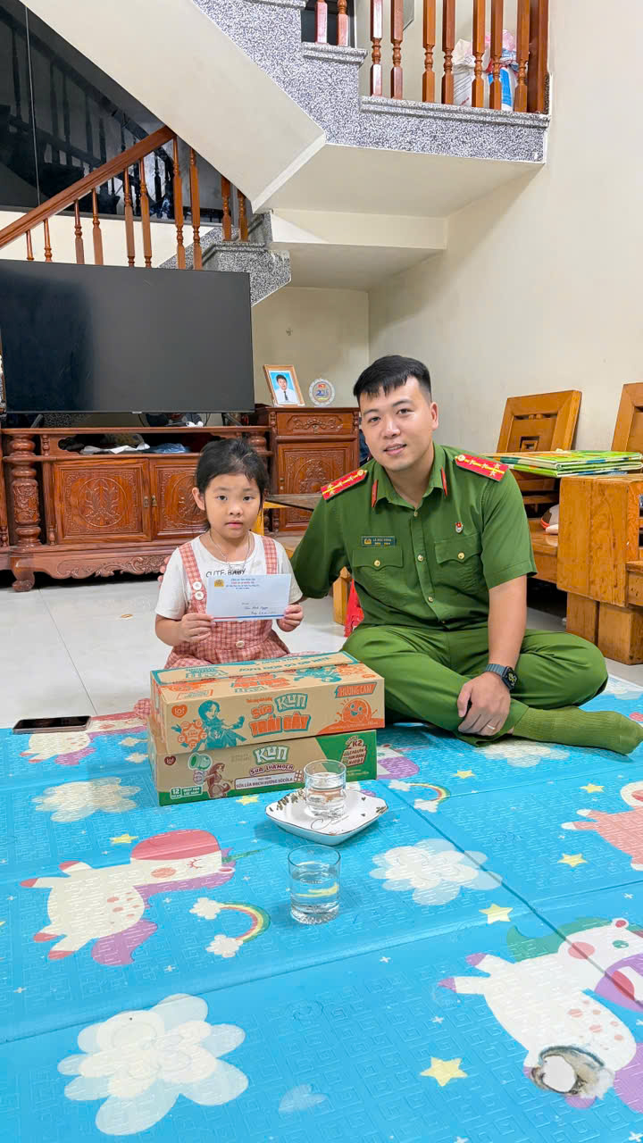 Công an xã Nghĩa Trụ lan tỏa tinh thần sẻ chia qua chương trình “Em nuôi Chi đoàn”