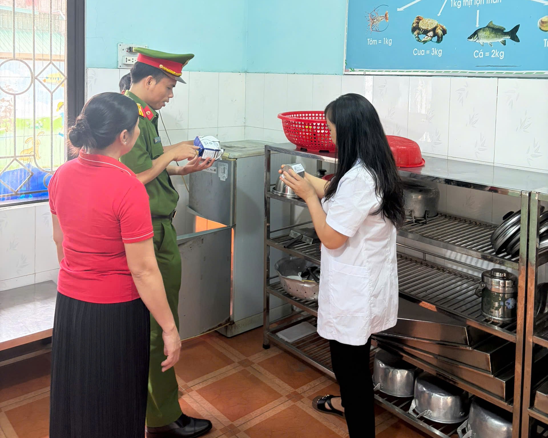 Công an xã Ngọc Lâm tăng cường kiểm tra công tác bảo đảm vệ sinh an toàn thực phẩm tại các bếp ăn trường mầm non trên địa bàn