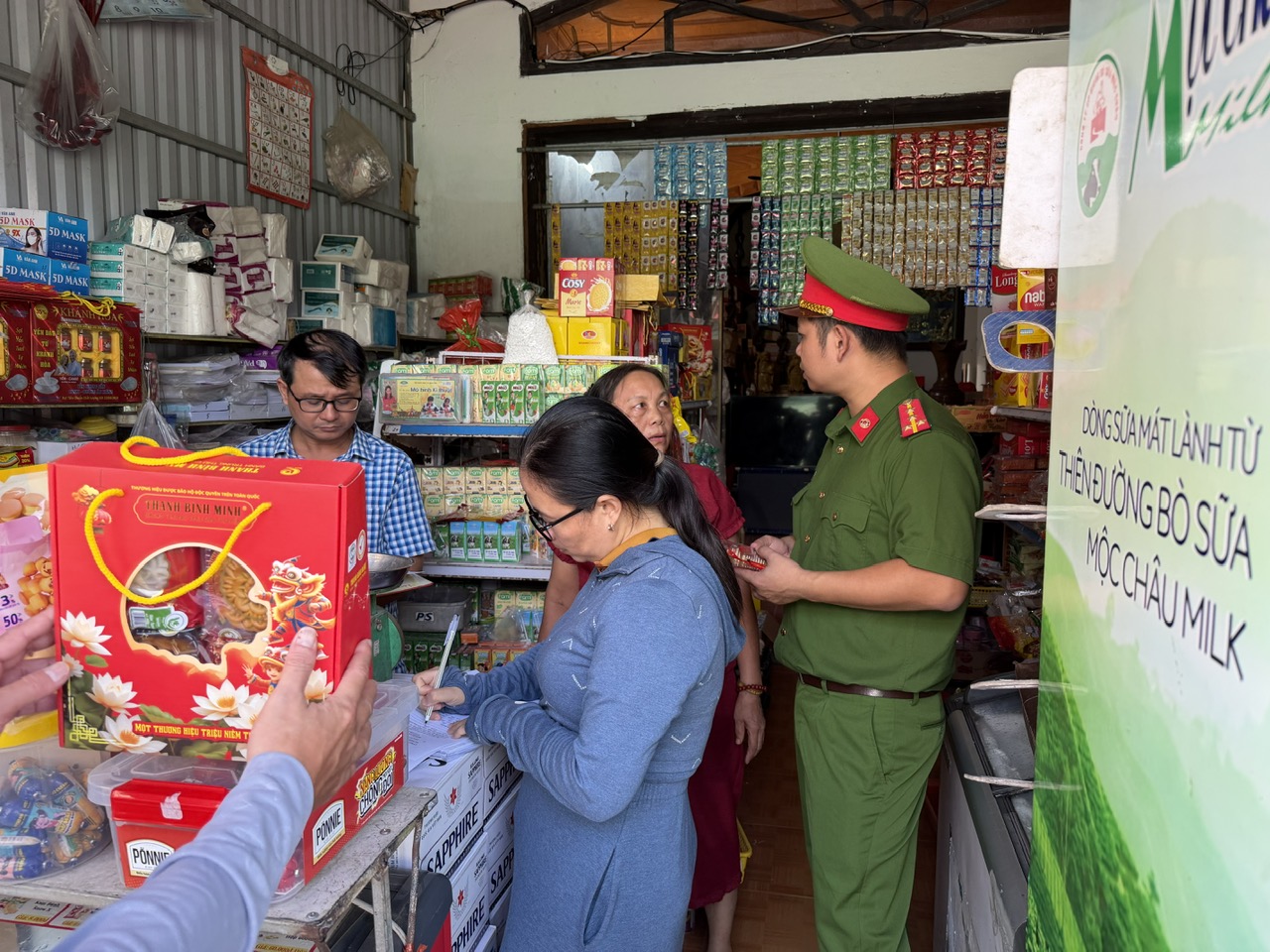 Công an xã Ngọc Lâm tham mưu, phối hợp UBND xã kiểm tra an toàn thực phẩm dịp tết Trung thu 2026