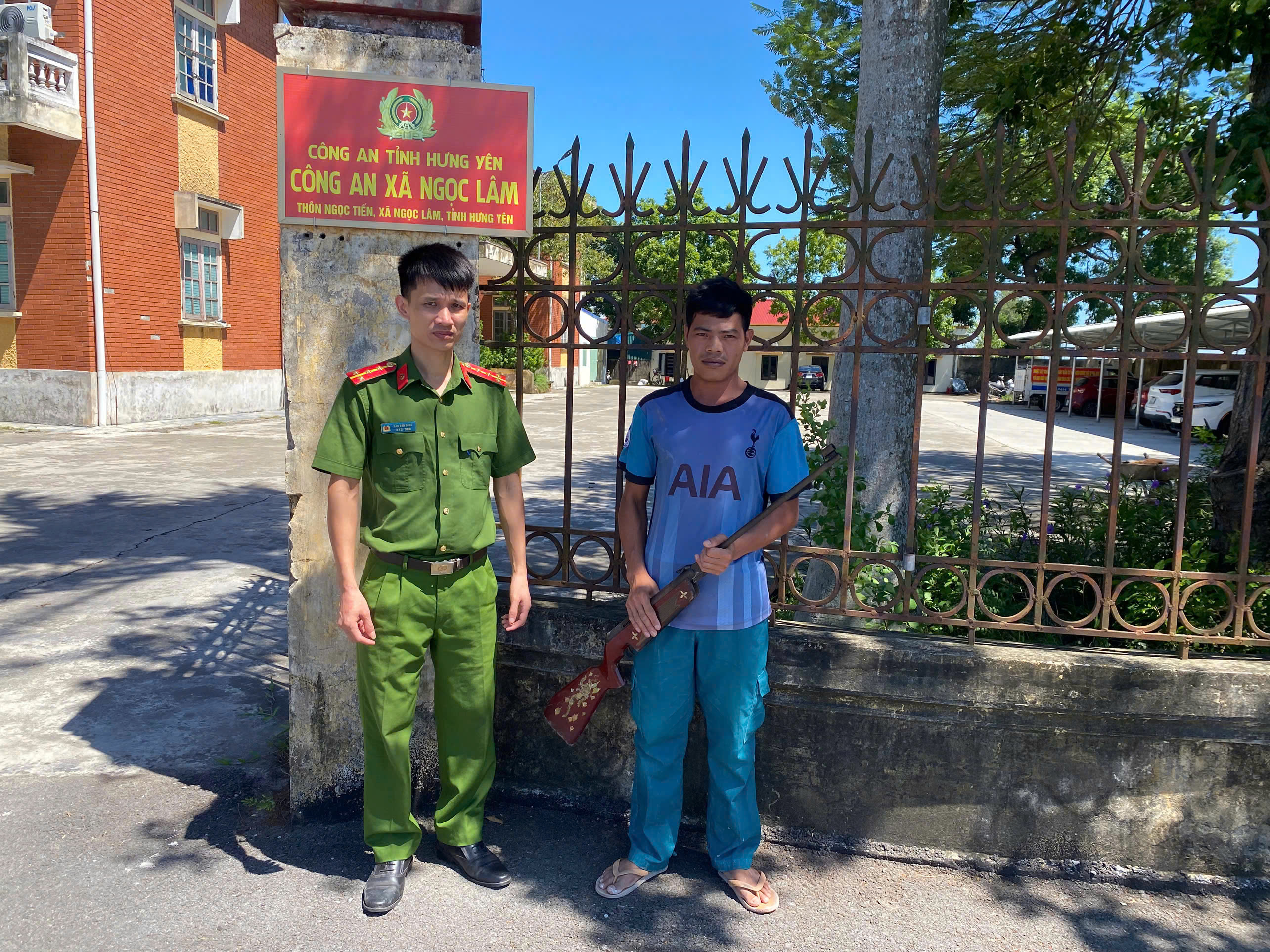 Công an xã Ngọc Lâm đẩy mạnh tuyên truyền, vận động người dân tự nguyện giao nộp vũ khí, vật liệu nổ, công cụ hỗ trợ