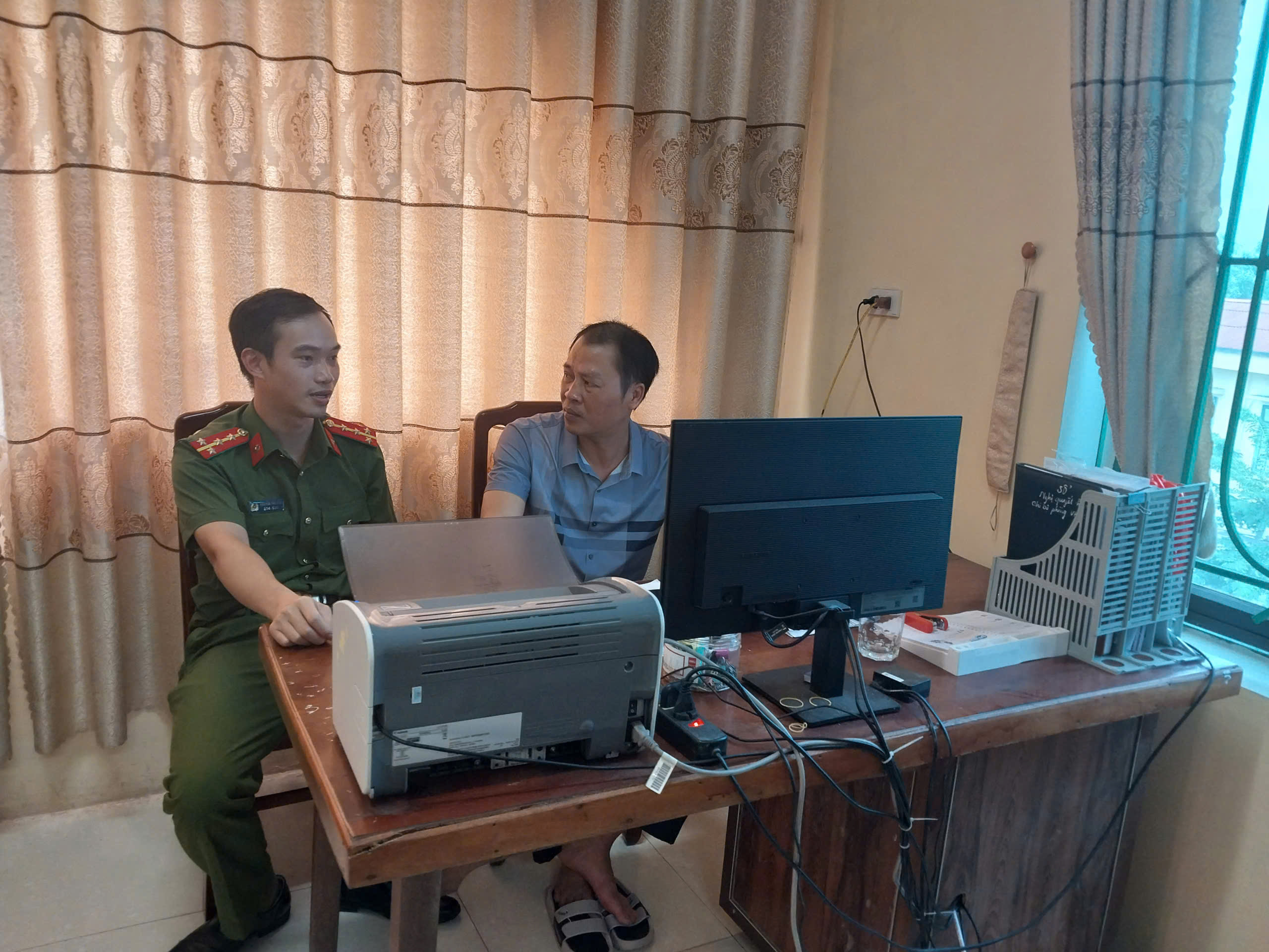 Công an xã Ngọc Lâm tham mưu, hướng dẫn thực hiện bảo đảm an ninh mạng, an toàn thông tin tại trụ sở Uỷ ban nhân dân xã
