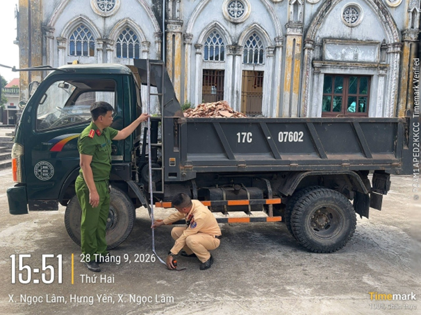 Công an xã Ngọc Lâm phối hợp trạm CSGT Cầu Nghìn siết chặt quản lý xe chở vật liệu xây dựng, bảo đảm trật tự an toàn giao thông