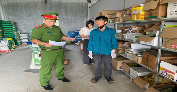 Công an xã Ngọc Lâm tham mưu, phối hợp UBND xã tăng cường kiểm tra giám sát hoạt động kinh doanh và sử dụng thuốc thú y trên địa bàn