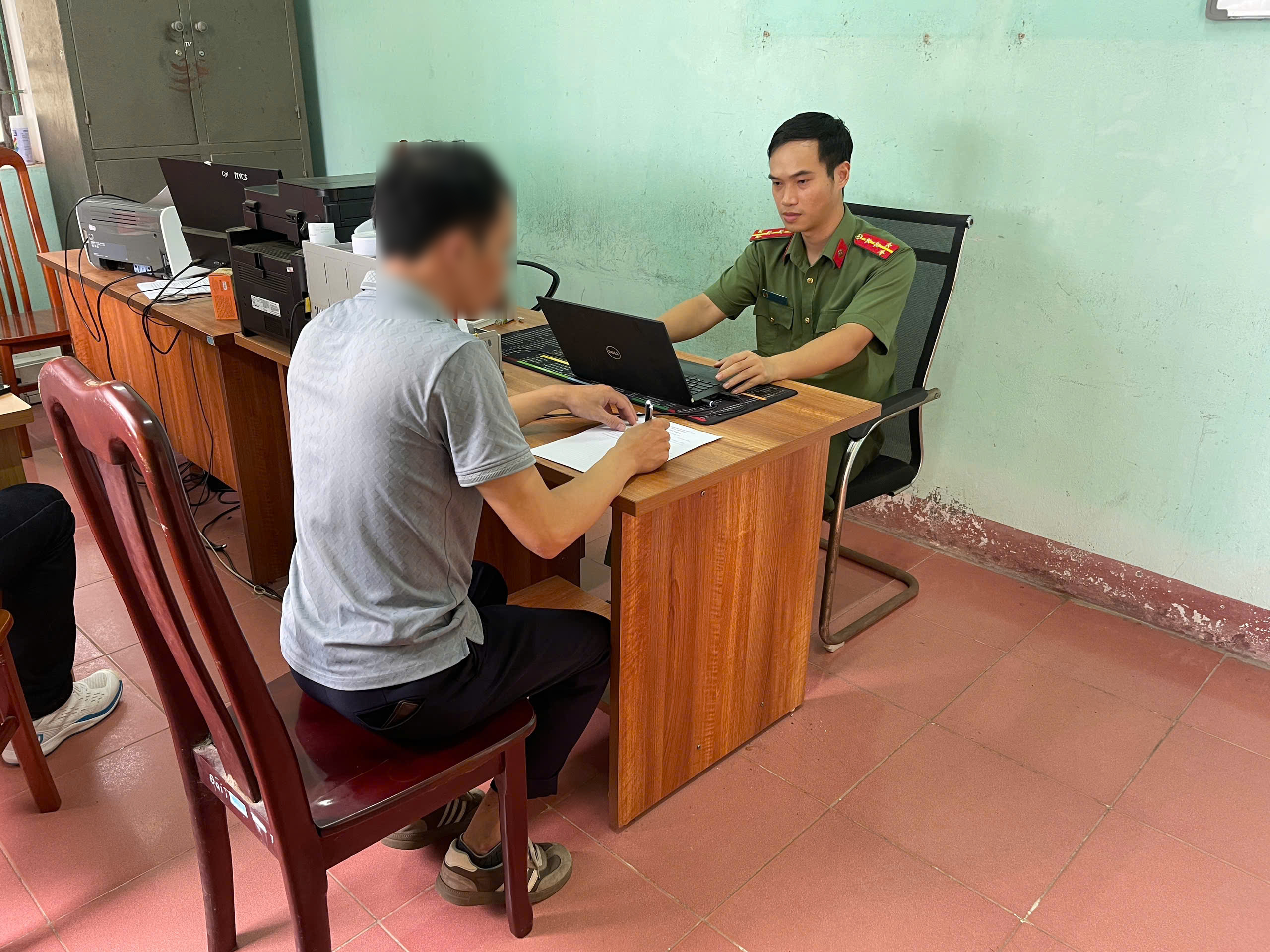Công an xã Ngọc Lâm làm việc với công dân N.M.K