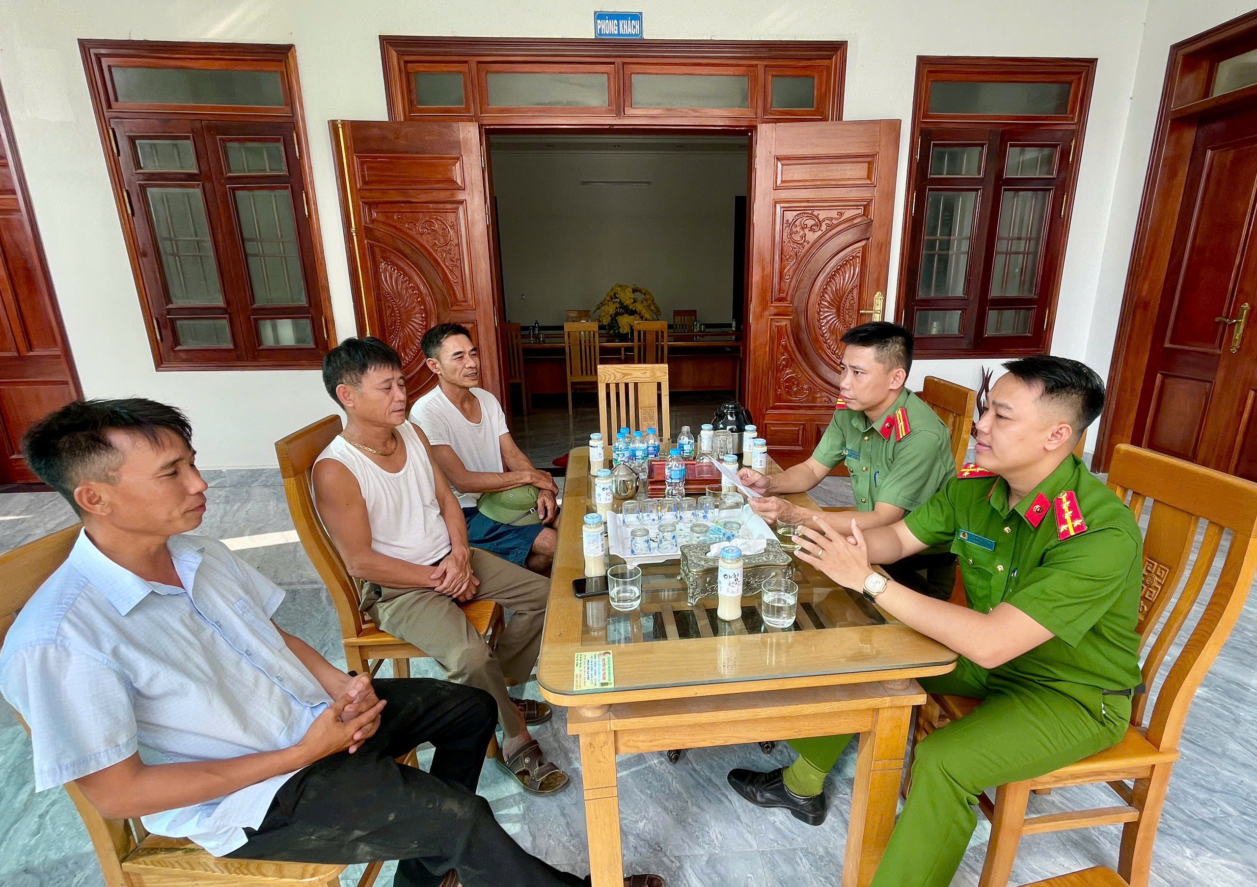 Công an xã Ngọc Lâm làm việc với đại diện Hội đồng mục vụ giáo xứ Đông Châu về công tác chuẩn bị, phối hợp bảo đảm ANTT phục vụ tổ chức Lễ khánh thành.