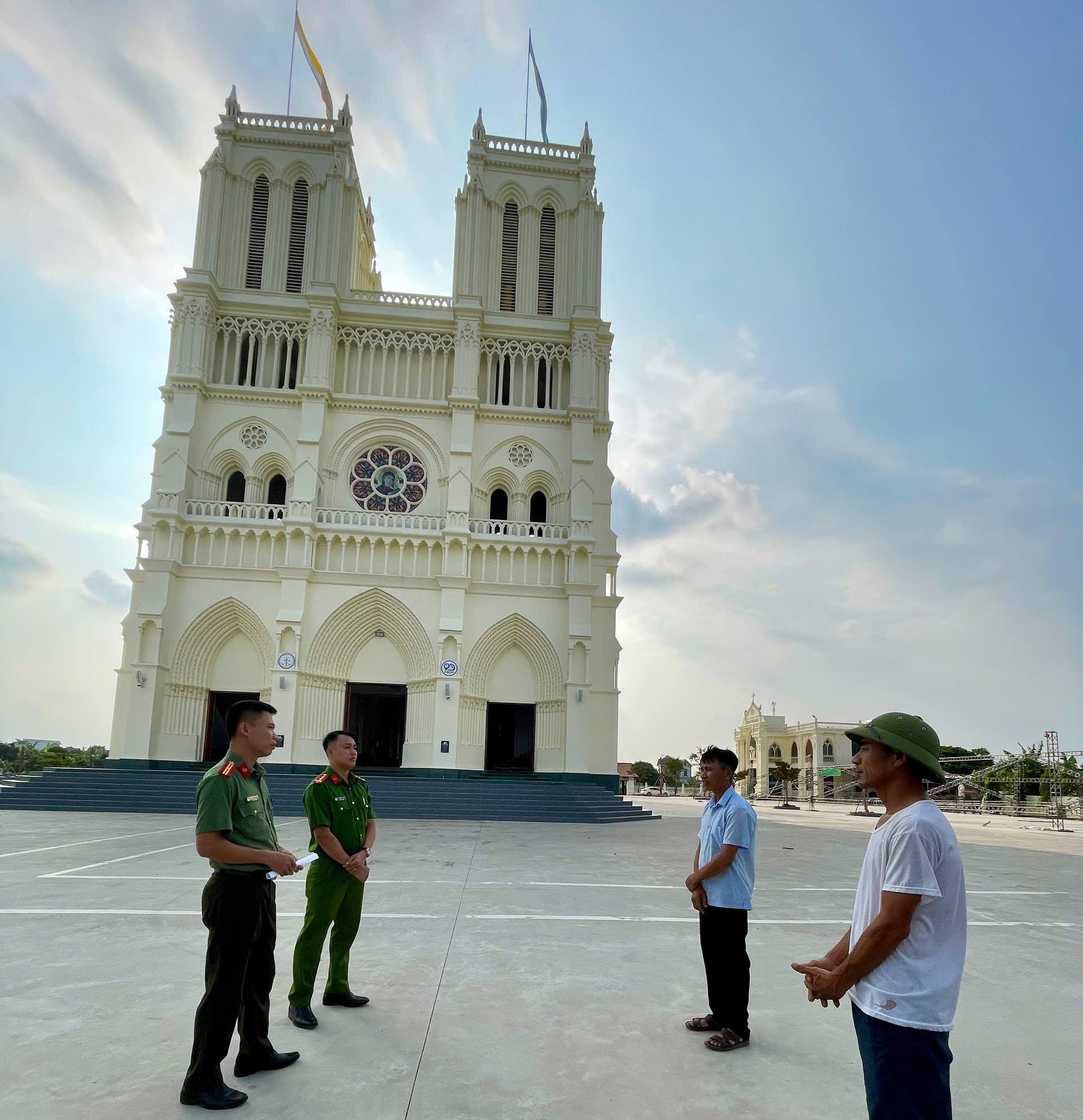 Khảo sát khuôn viên, sân quảng trường, phương án phân luồng giao thông và bố trí điểm trông giữ phương tiện.
