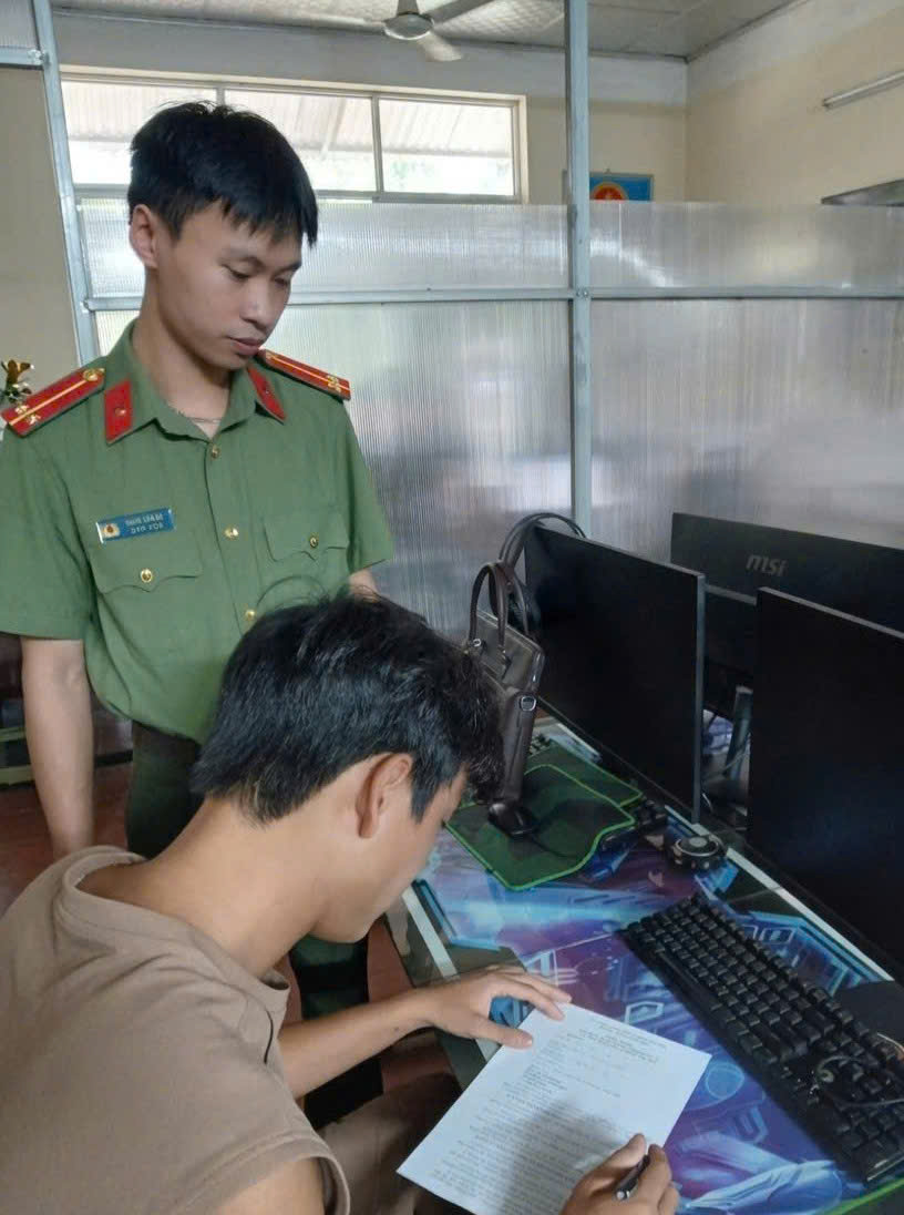 Công an xã Ngự Thiên tăng cường kiểm tra, tuyên truyền pháp luật đối với các cơ sở kinh doanh dịch vụ Internet