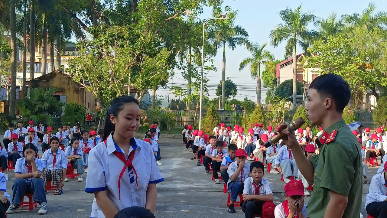 Công an xã Ngự Thiên phối hợp tuyên truyền, phổ biến kiến thức về sử dụng không gian mạng an toàn và bảo vệ dữ liệu cá nhân cho học sinh trường THCS Ngự Thiên