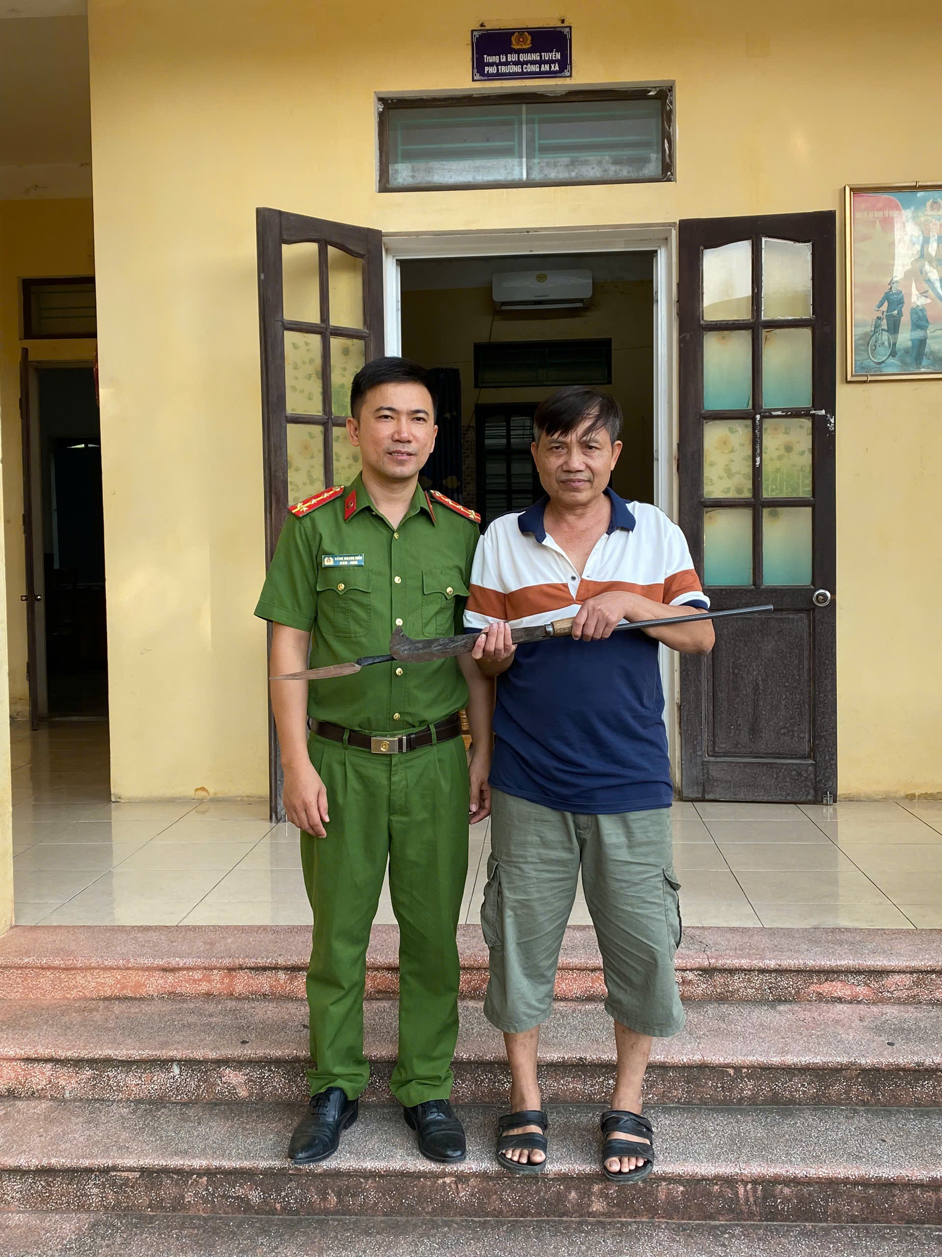 Công an xã Ngự Thiên tích cực vận động, thu hồi vũ khí, vật liệu nổ, công cụ hỗ trợ