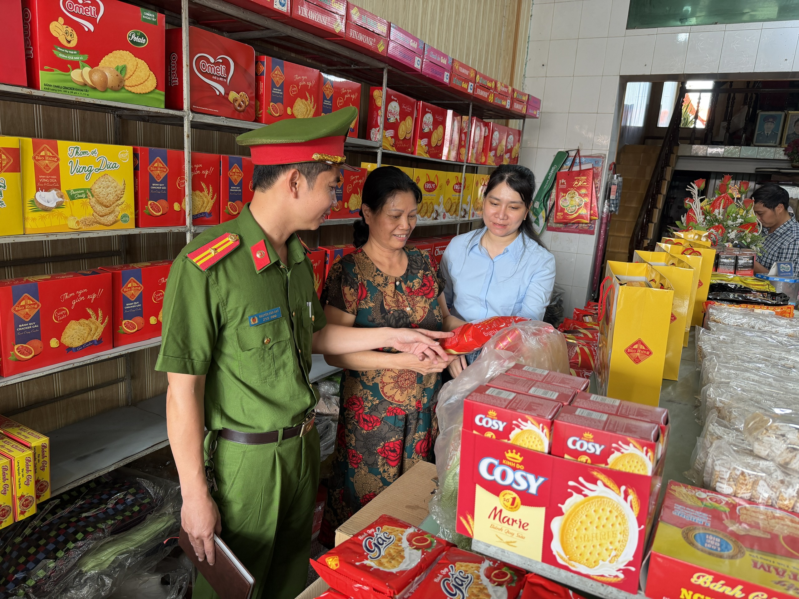 Công an xã Nguyễn Du tăng cường kiểm tra, đảm bảo an toàn thực phẩm trên địa bàn