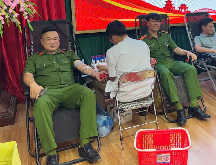 Công an xã Nguyễn Du tích cực tham gia hiến máu tình nguyện, lan tỏa tinh thần nhân ái vì cộng đồng