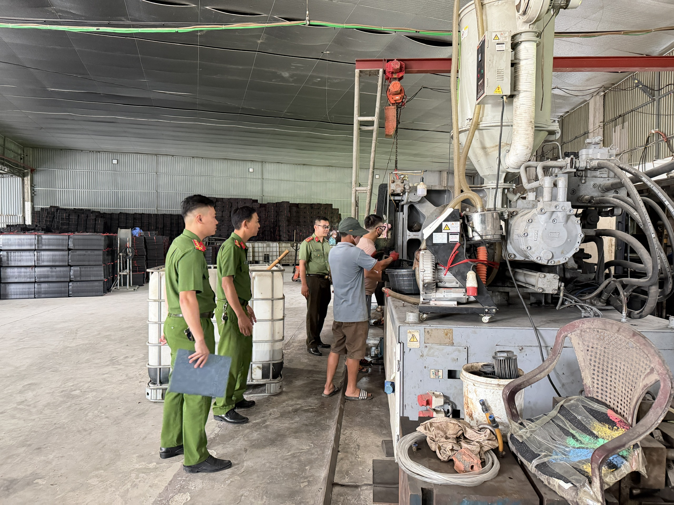 Công an xã Nguyễn Du: Tăng cường công tác tuyên truyền, bảo đảm an ninh, an toàn cho công nhân tại các cơ sở sản xuất