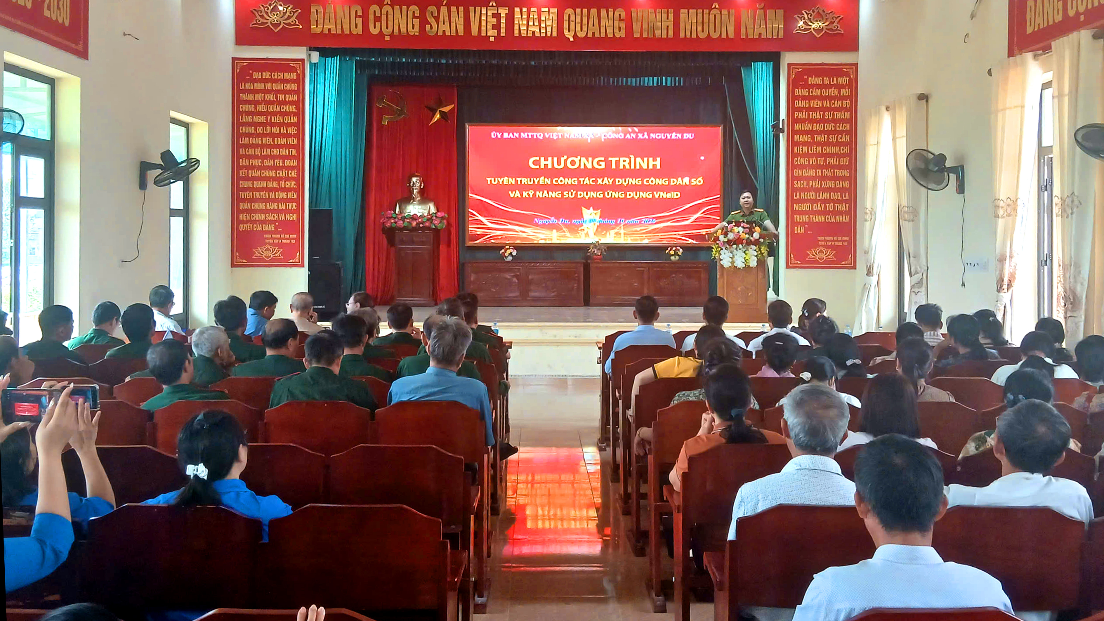Công an xã Nguyễn Du phối hợp Ủy ban MTTQ Việt Nam xã tuyên truyền xây dựng công dân số và kỹ năng sử dụng ứng dụng VNeID