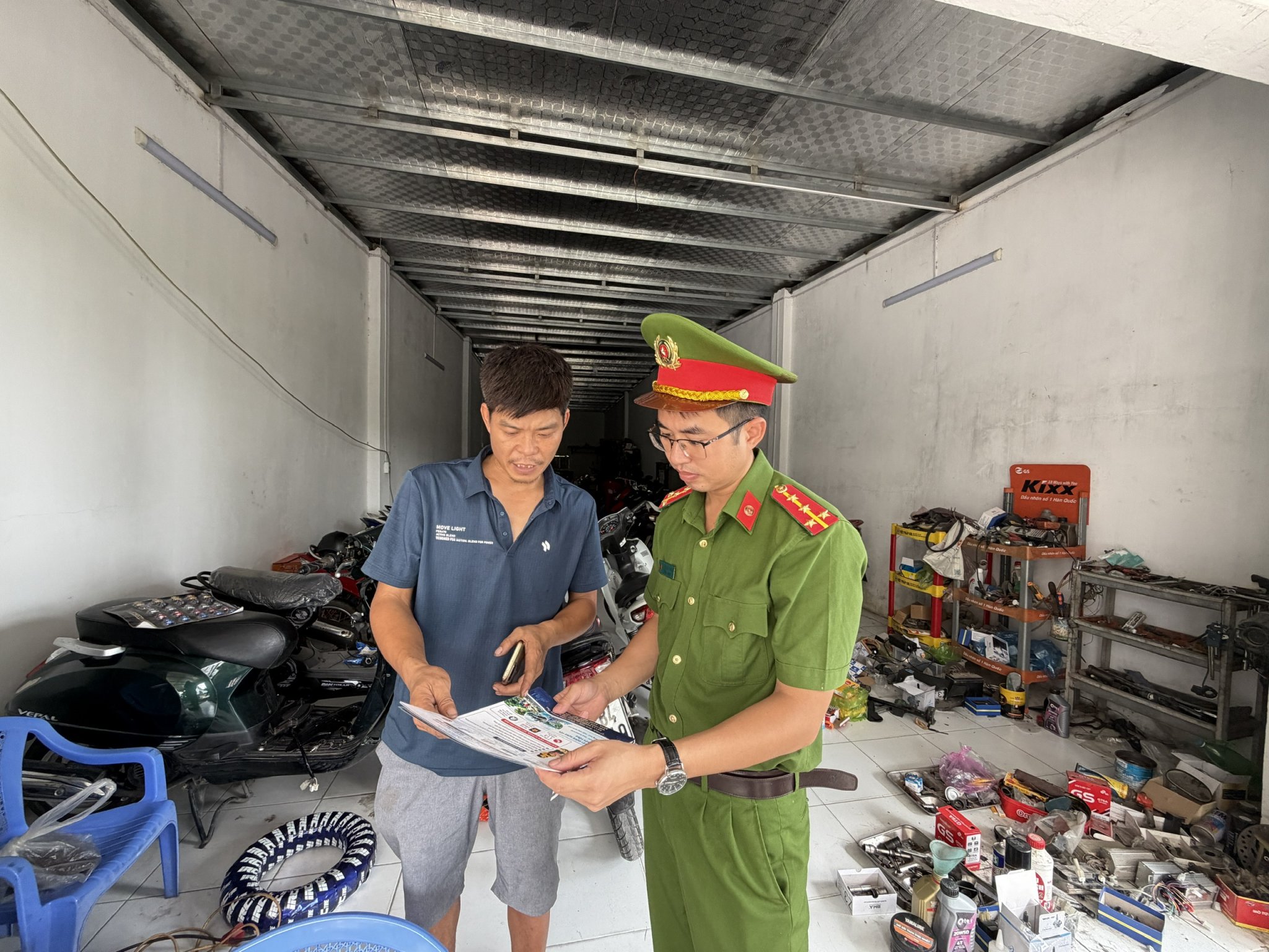 Công an xã Nguyễn Du tuyên truyền, ký cam kết chấp hành pháp luật về giao thông tại các cơ sở sửa chữa xe mô tô, xe gắn máy trên địa bàn