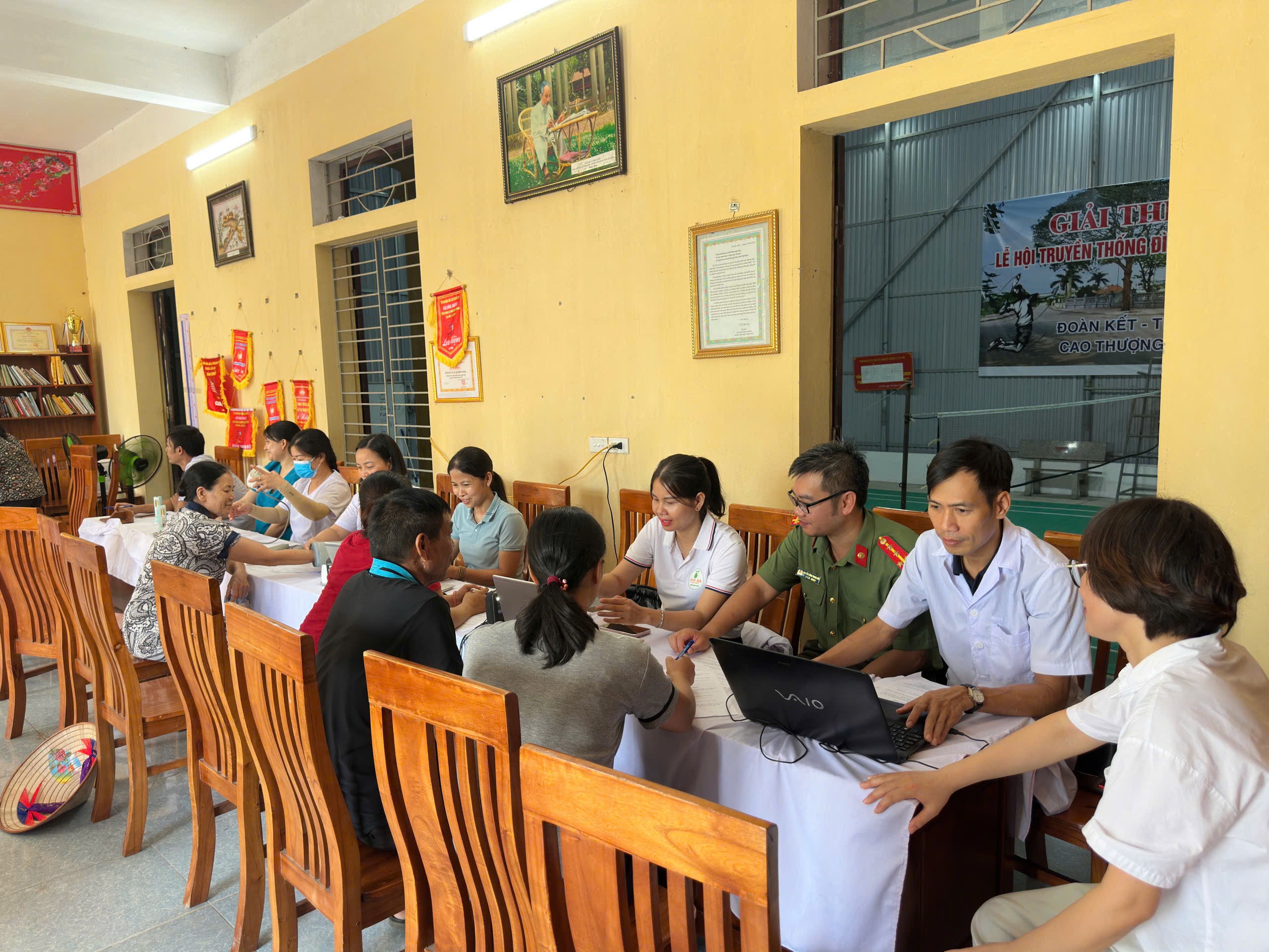 Công an xã Nguyễn Du chủ động phối hợp bảo đảm an ninh, trật tự phục vụ công tác khám sức khỏe toàn dân
