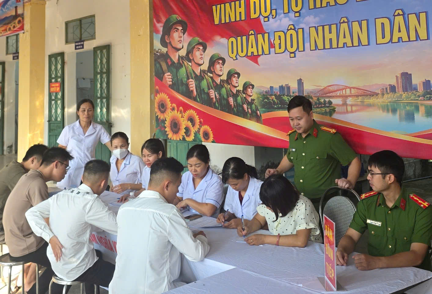 Công an xã Nguyễn Du bảo đảm an ninh, trật tự tại buổi khám sơ tuyển nghĩa vụ quân sự, nghĩa vụ Công an nhân dân năm 2027