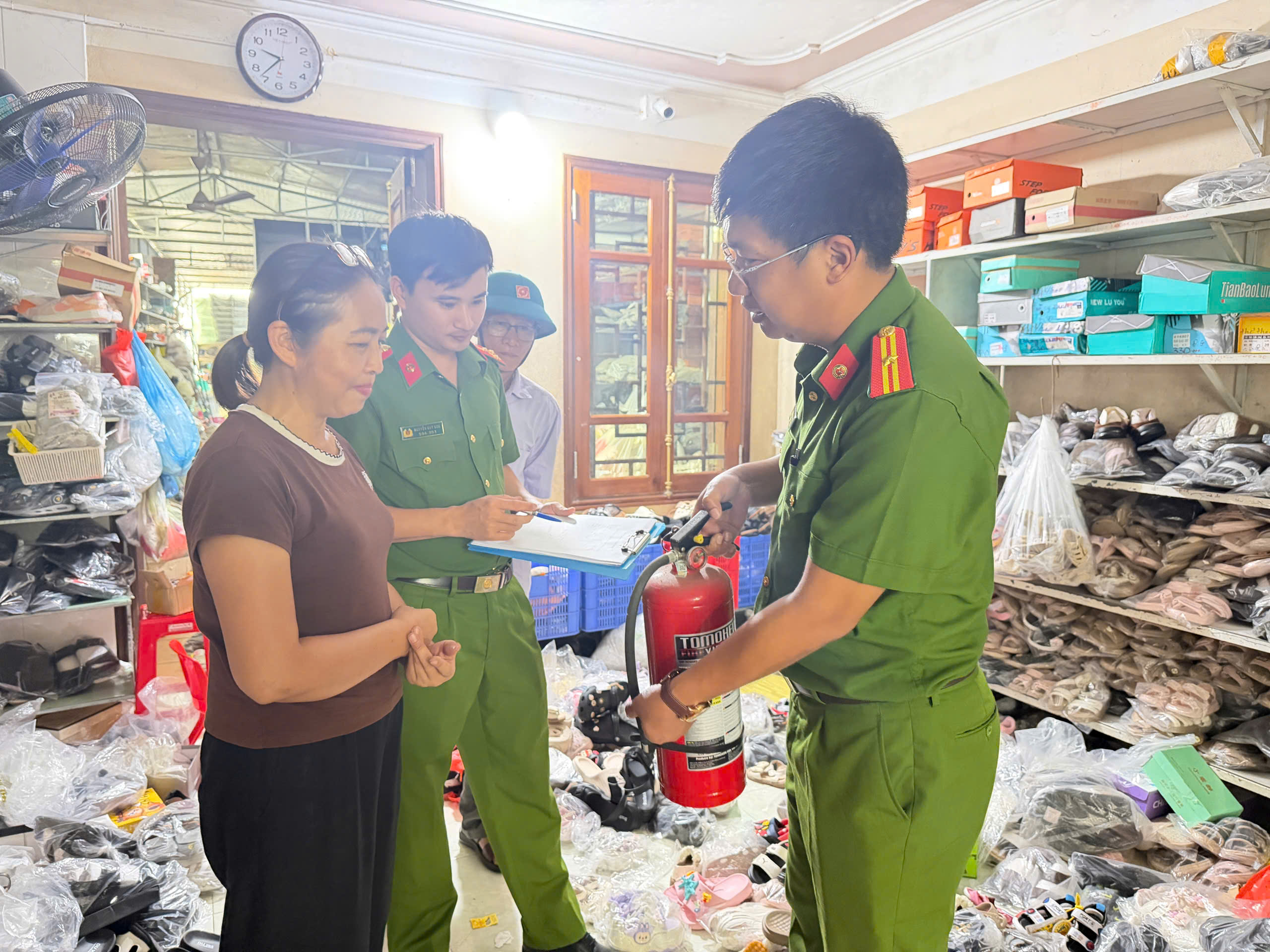 Công an Nguyễn Du xã tăng cường kiểm tra, hướng dẫn các cơ sở trong công tác đảm bảo an toàn PCCC