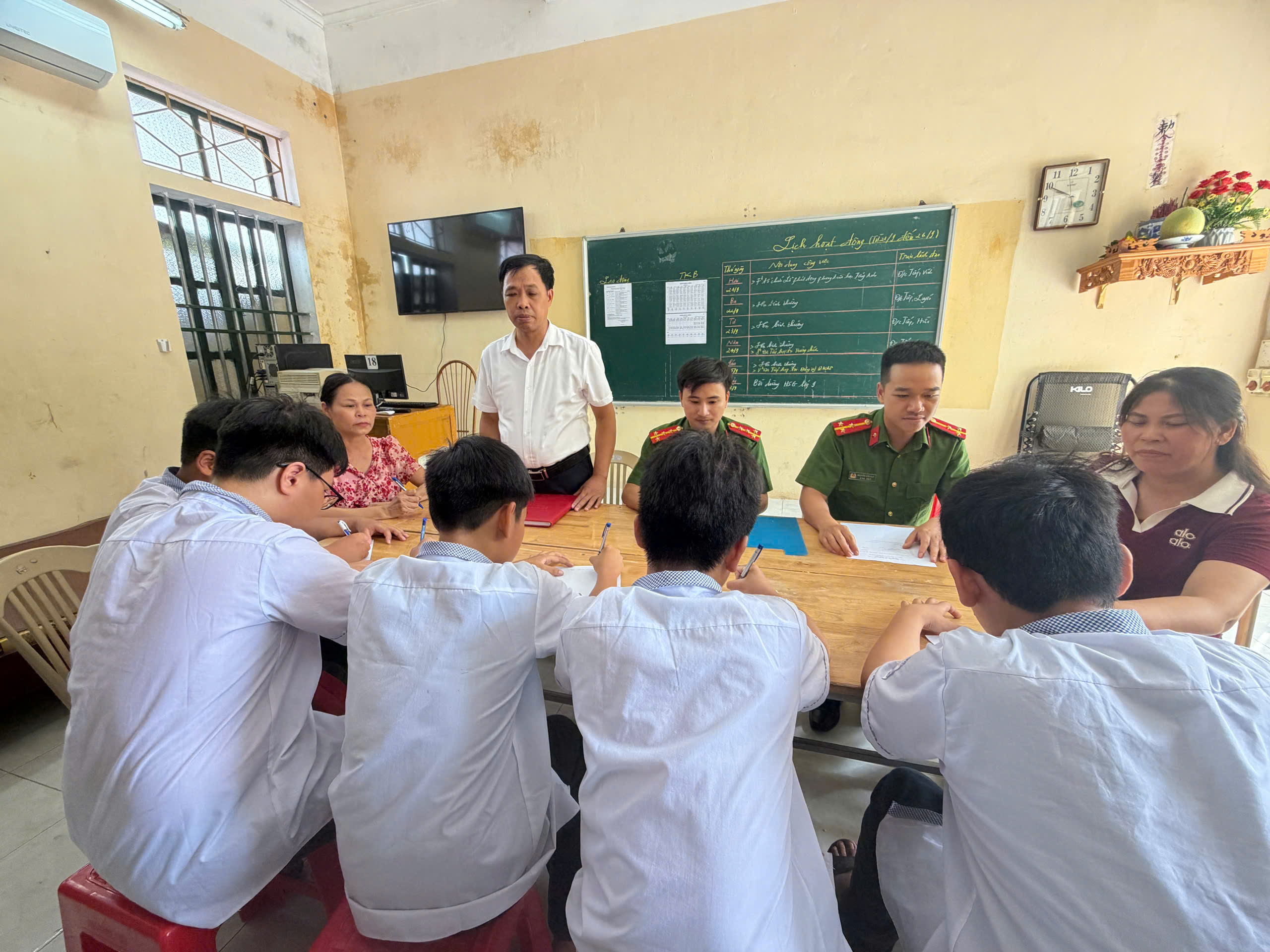 Công an xã Nguyễn Du phối hợp nhà trường, gia đình giáo dục thanh thiếu niên hư phòng ngừa vi phạm pháp luật