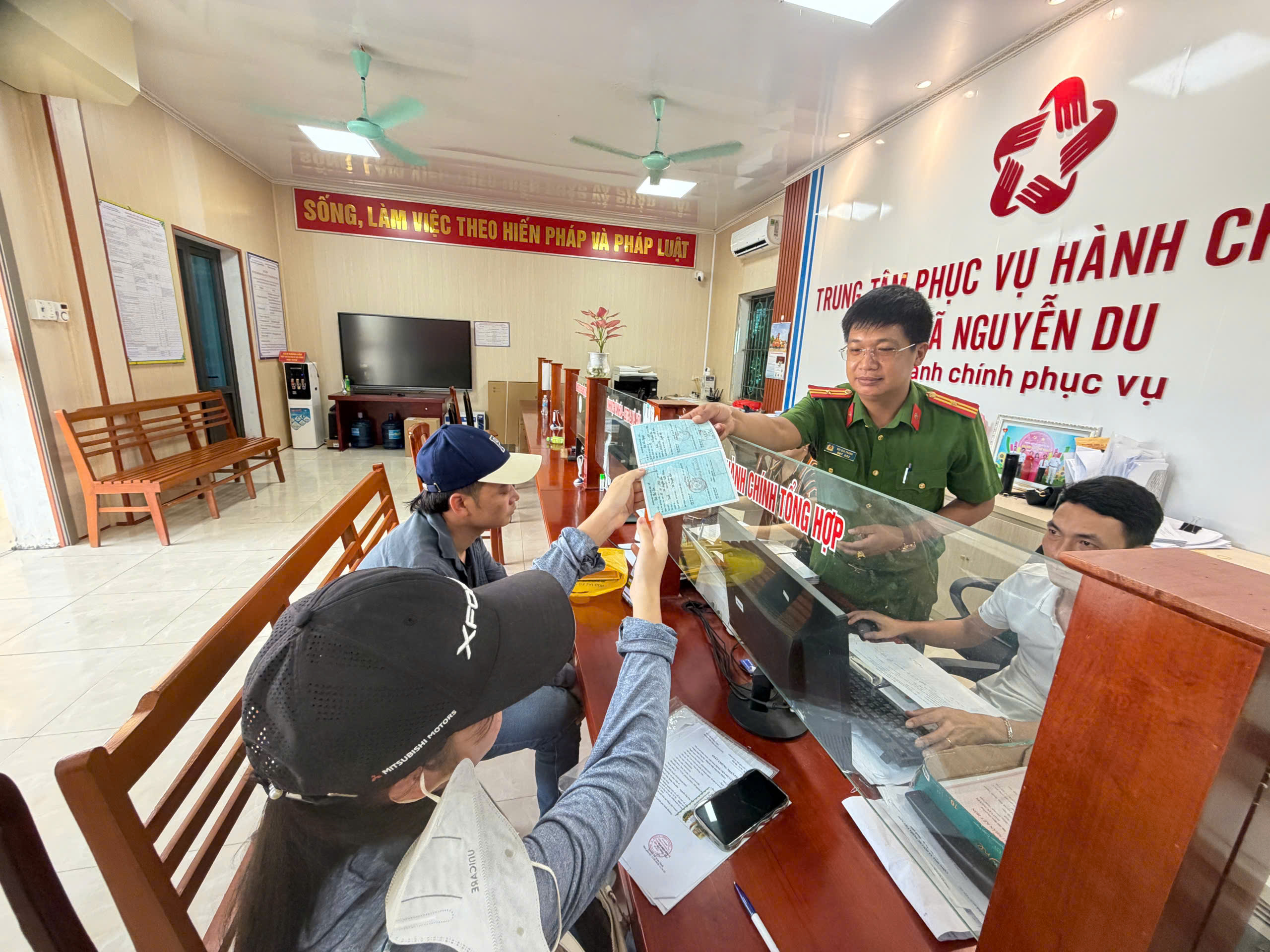 Công an xã Nguyễn Du: Tăng cường hướng dẫn người dân tiếp cận dịch vụ công, nâng cao mức độ hài lòng trong thực hiện thủ tục hành chính