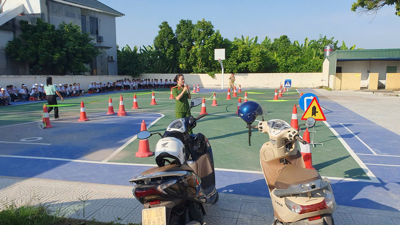 Công an xã Nguyễn Du phối hợp tuyên truyền pháp luật, hướng dẫn kỹ năng lái xe an toàn tại Trường THCS Nguyễn Du phân hiệu 3.