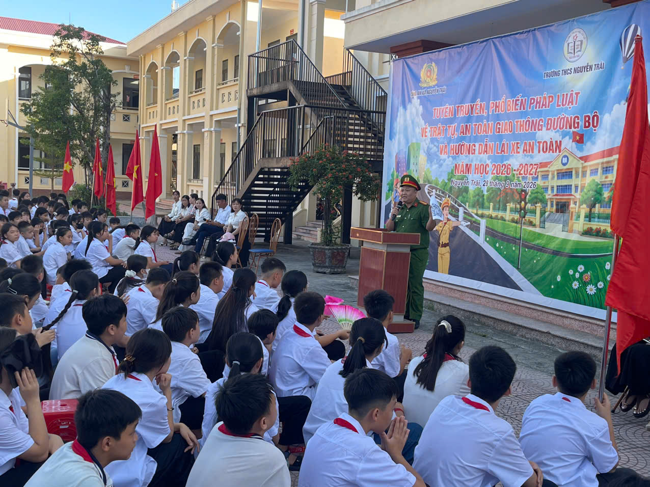Công an xã Nguyễn Trãi tuyên truyền, phổ biến giáo dục pháp luật về trật tự an toàn giao thông đường bộ và hướng dẫn lái xe an toàn