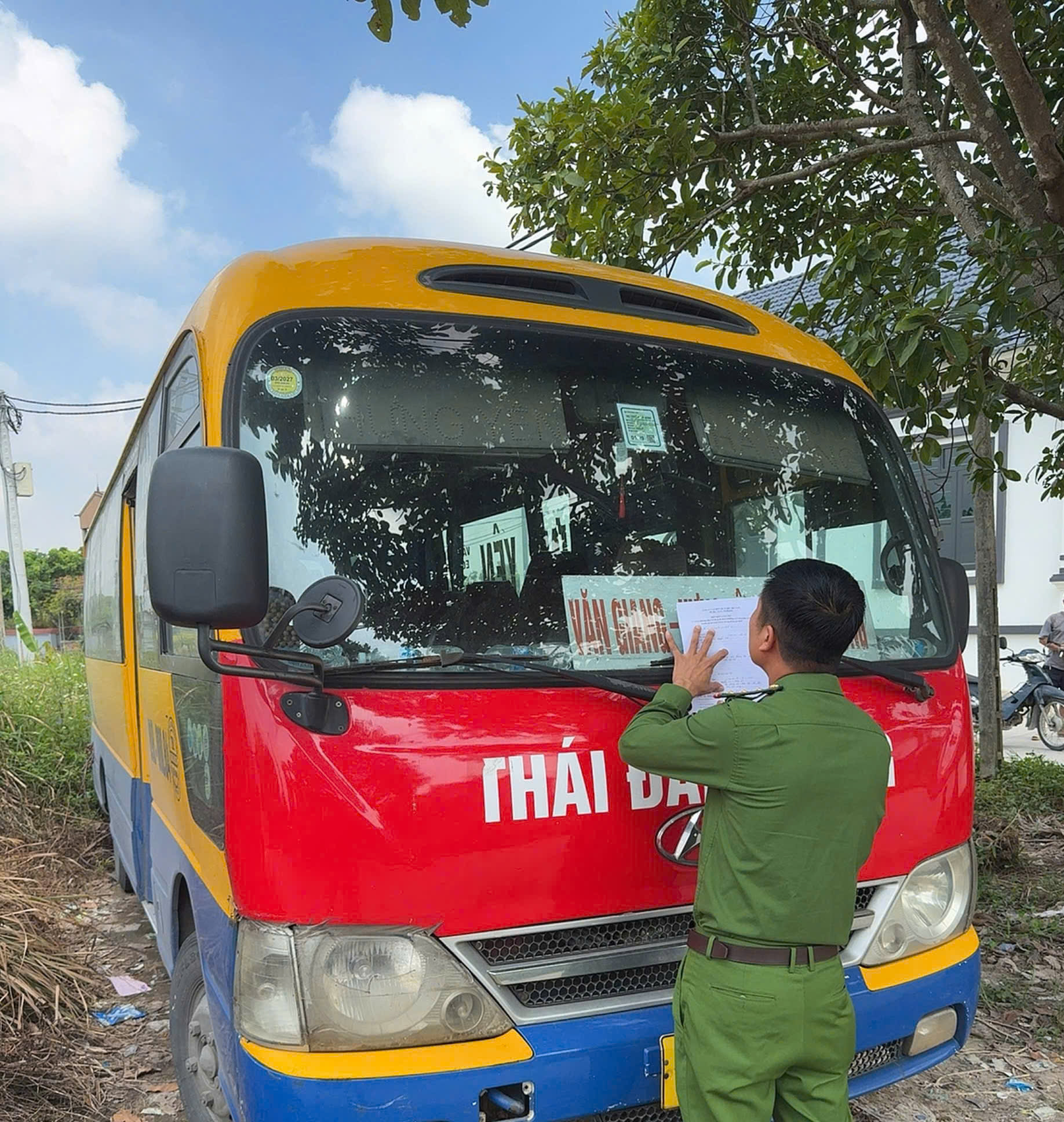 Công an xã Nguyễn Trãi tăng cường rà soát, kiểm tra xe tải tự đổ dưới 15.000kg, xe Limousine và xe kinh doanh vận tải hành khách trên địa bàn