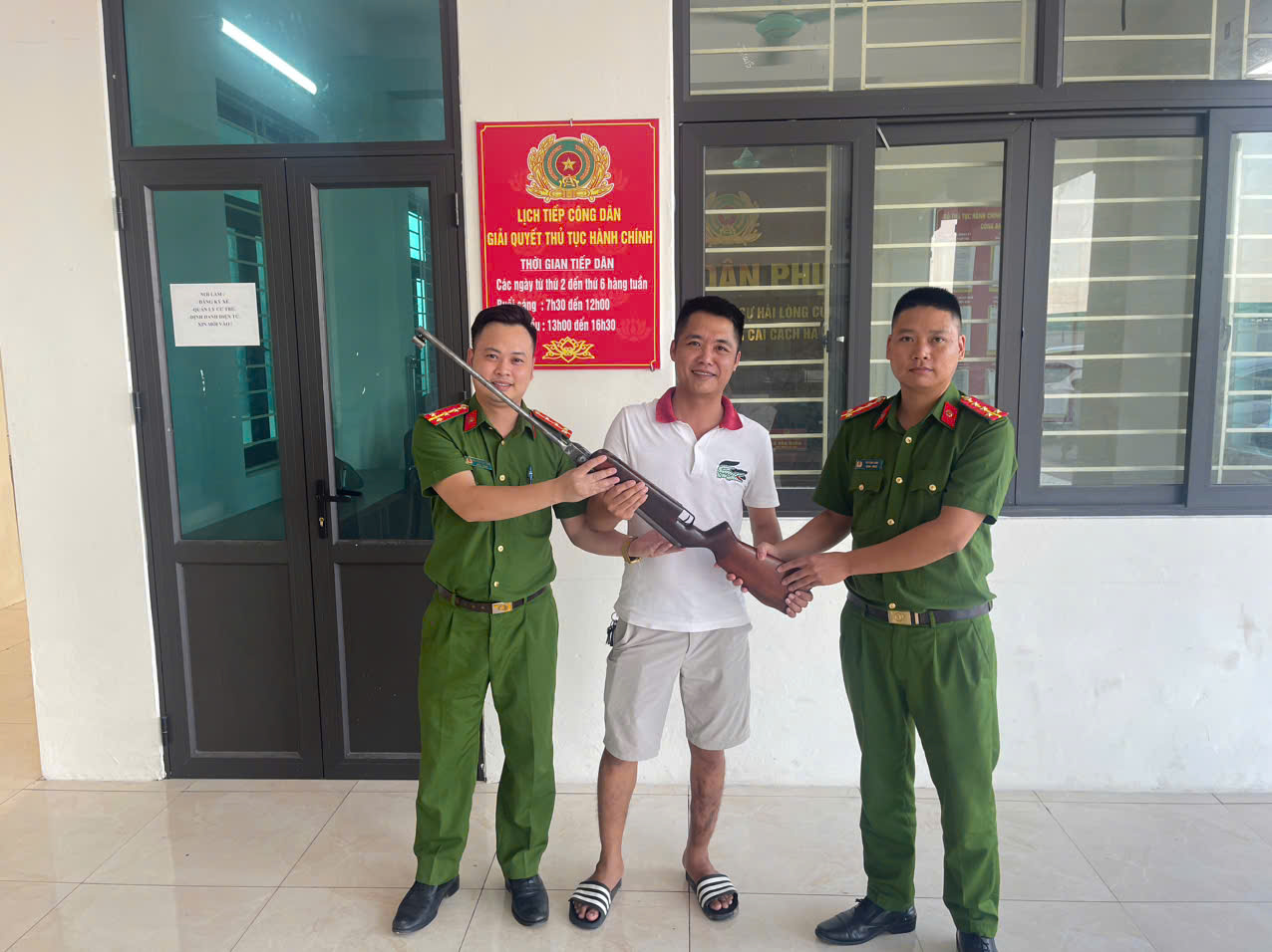 Công dân tự nguyện giao nộp khẩu súng nhặt được cho Công an xã Nguyễn Trãi