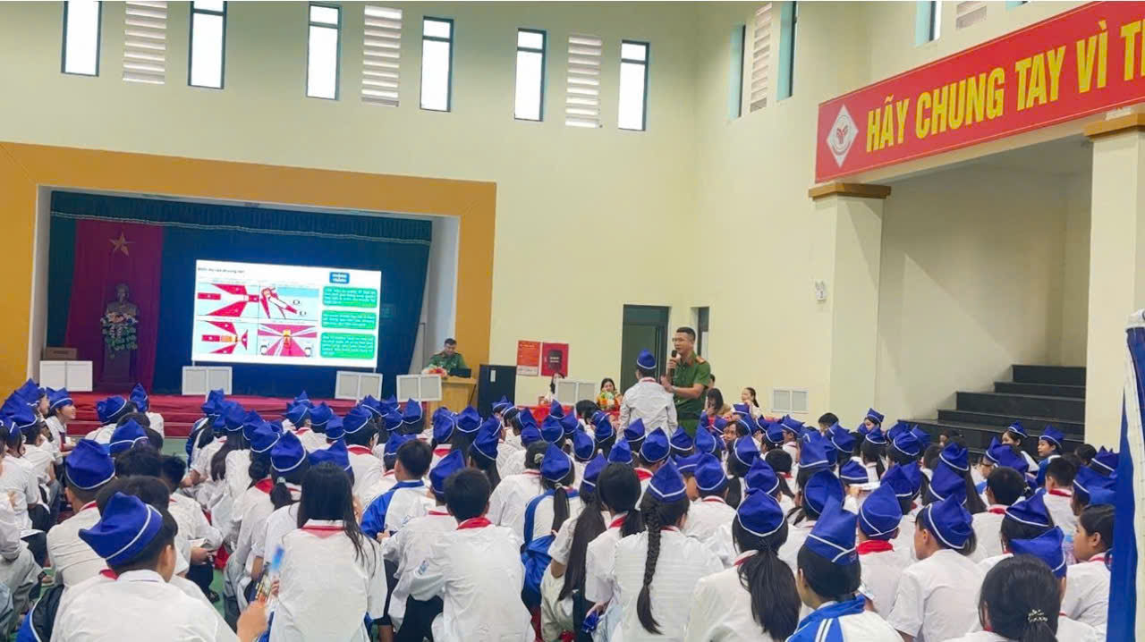 Công an xã Nguyễn Trãi tuyên truyền an toàn giao thông tại Trường THCS Nguyễn Trãi (phân hiệu Đa Lộc)
