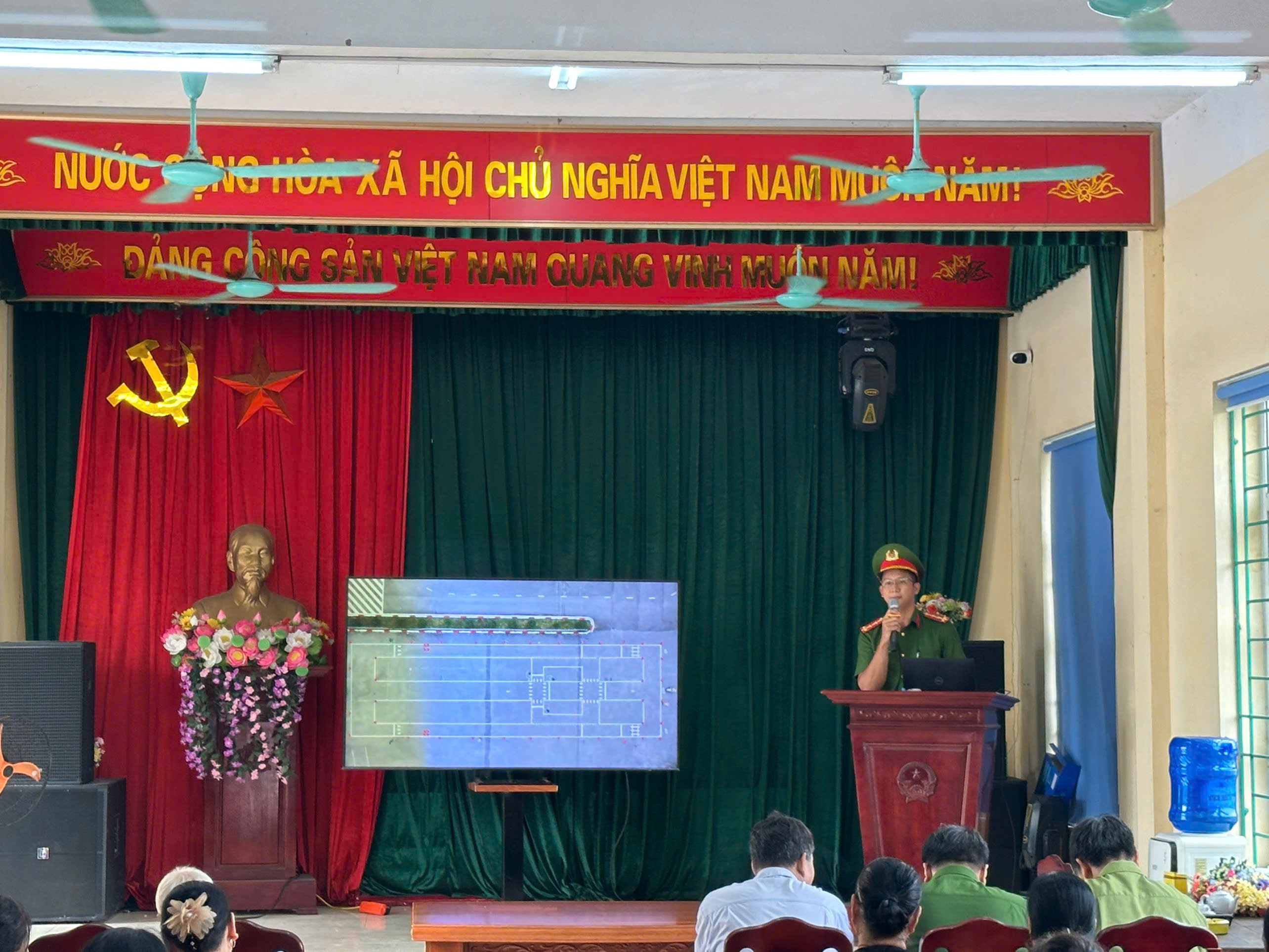 Công an xã Nguyễn Trãi tuyên truyền, hướng dẫn kỹ năng lái xe mô tô, xe gắn máy an toàn tại khu dân cư Nam Trì