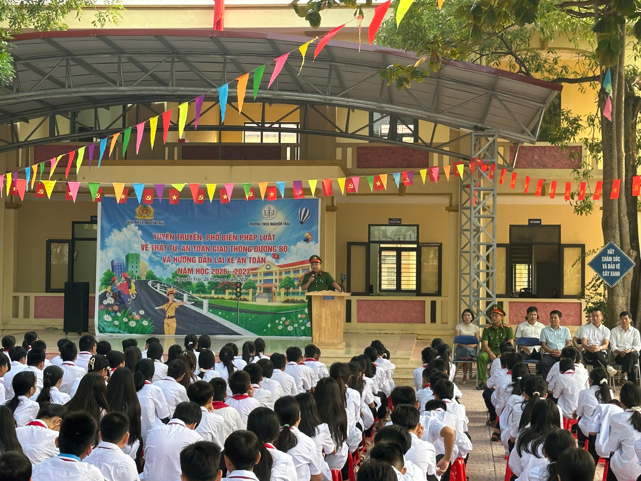 Công an xã tuyên truyền pháp luật về trật tự, an toàn giao thông tại Trường THCS Nguyễn Trãi – phân hiệu Cẩm Ninh