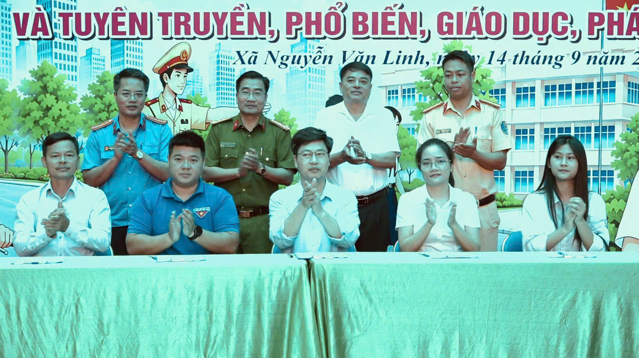Ra mắt mô hình “Cổng trường an toàn giao thông” tại Trung tâm GDNN - GDTX Lê Hữu Trác, xã Nguyễn Văn Linh