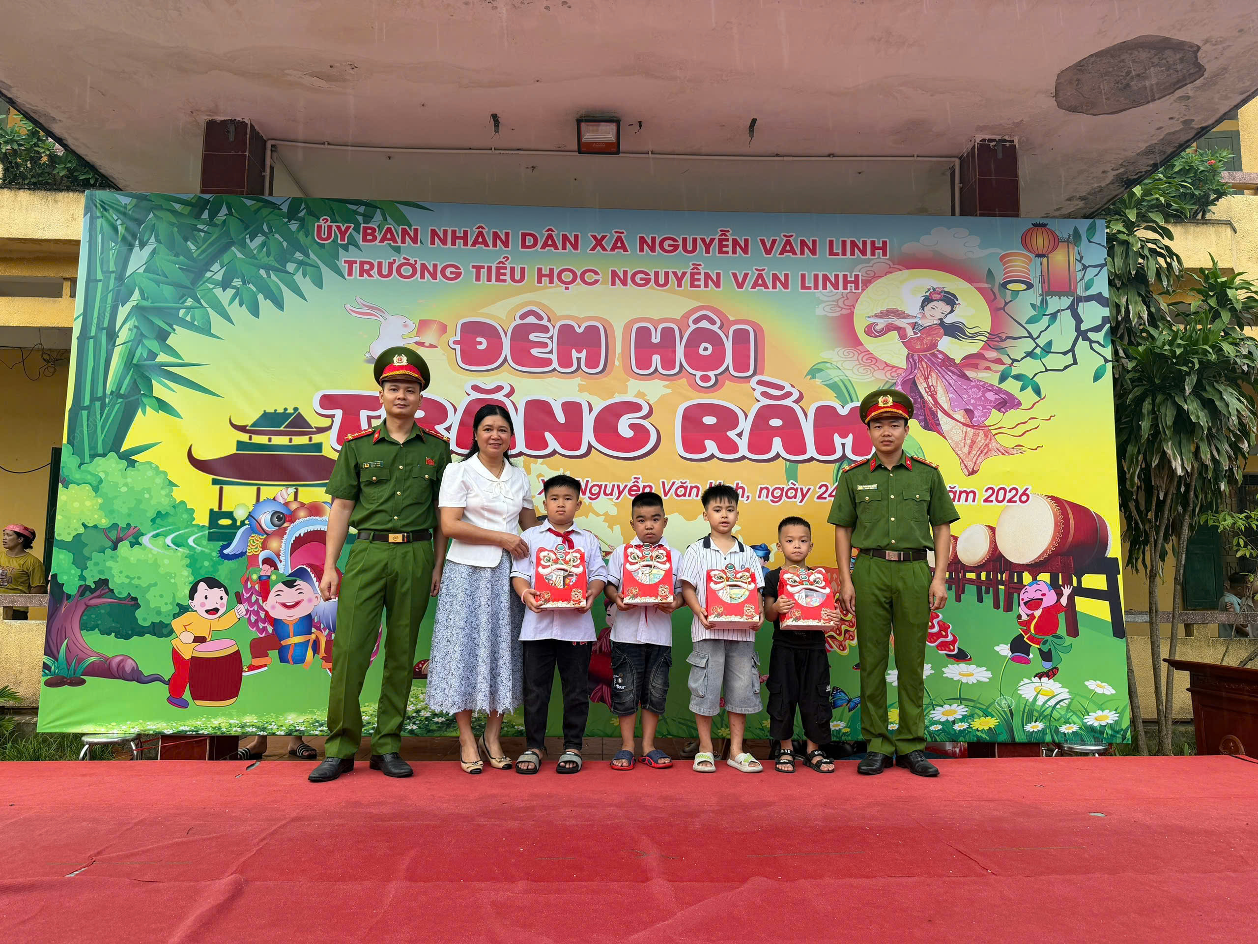 Công an xã Nguyễn văn Linh trao quà cho các em học sinh tại Trường tiểu học